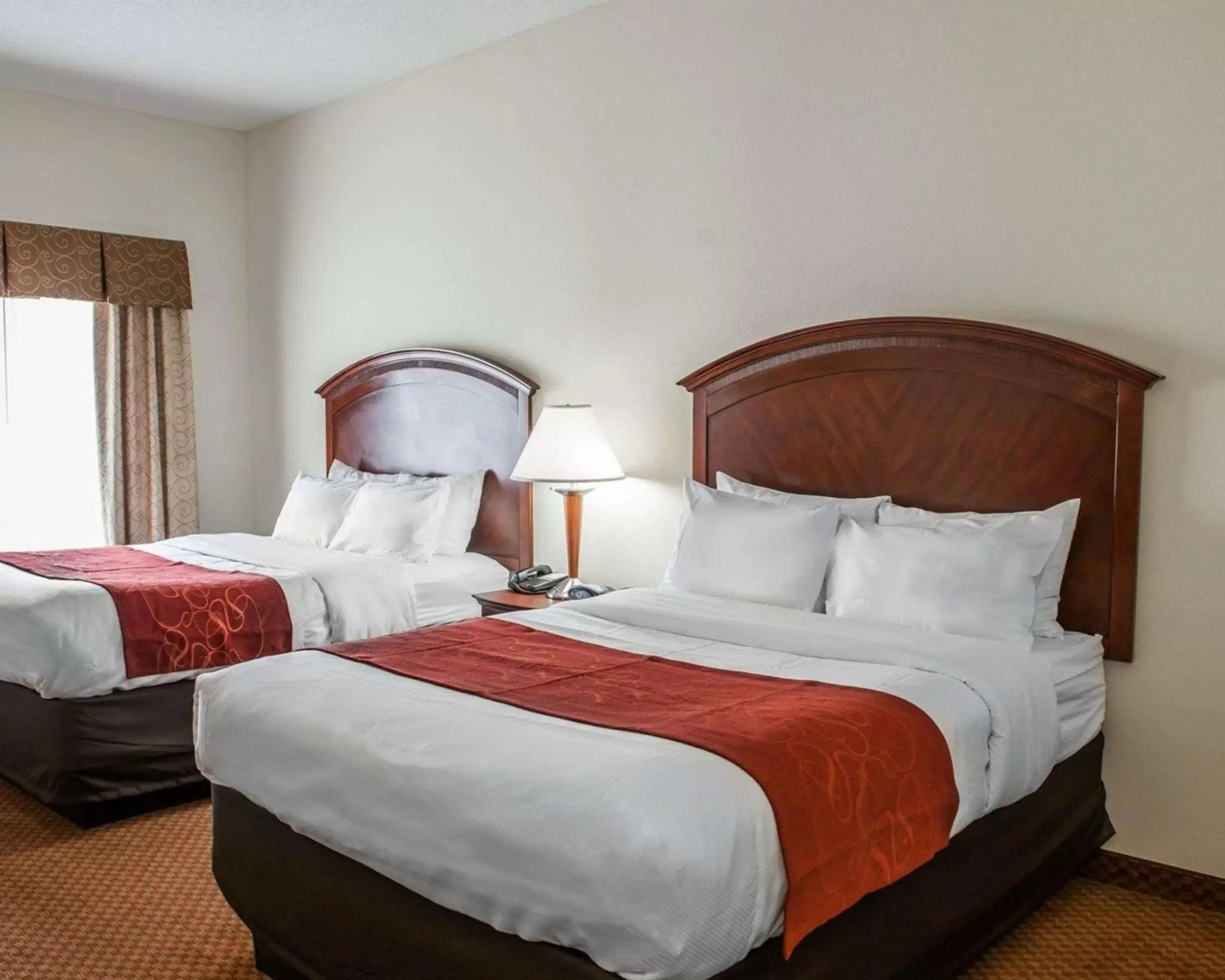 Photo of the whole room, Bed in Comfort Suites near Indianapolis Airport