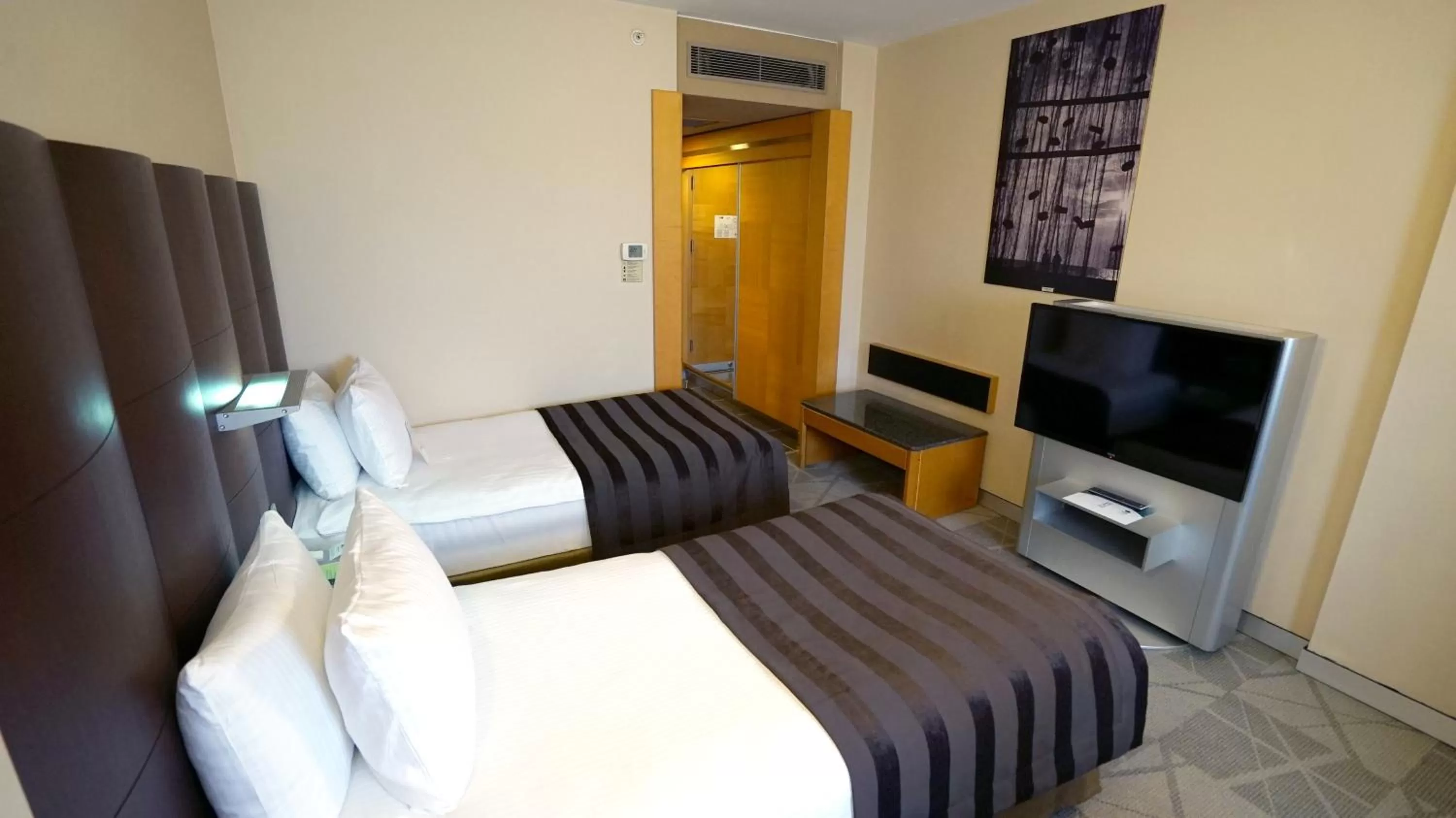 Photo of the whole room, Bed in Point Hotel Taksim