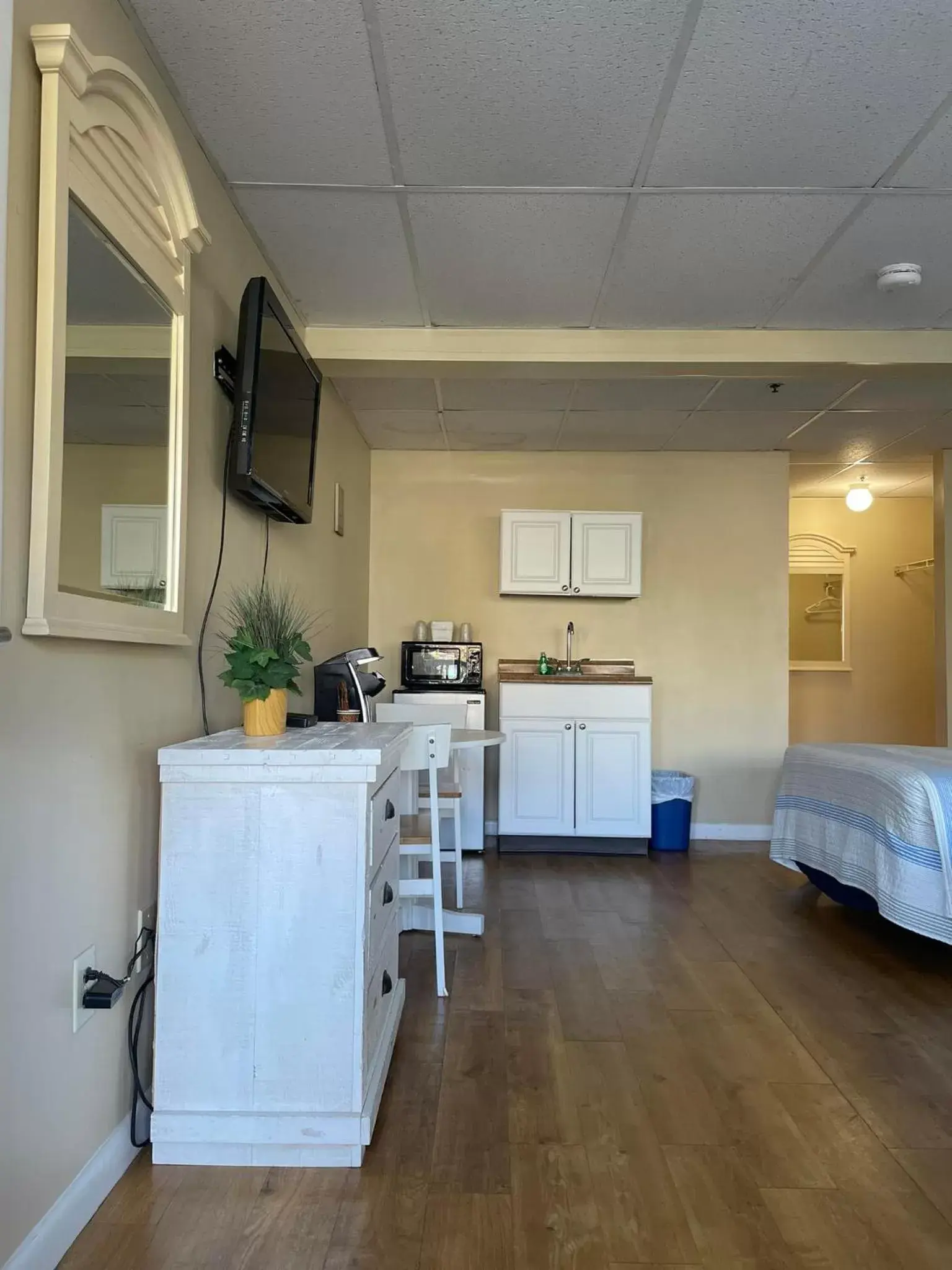 Kitchen/Kitchenette in Grand Beach Inn