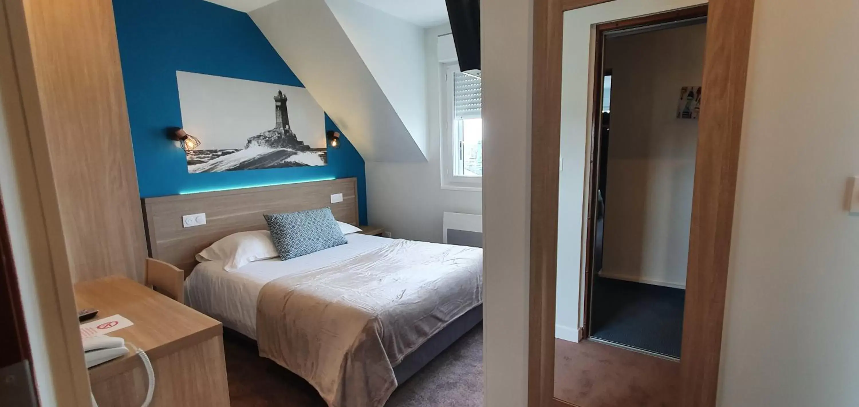 Photo of the whole room, Bed in The Originals City, Hôtel Les Océanes, Lorient (Inter-Hotel)
