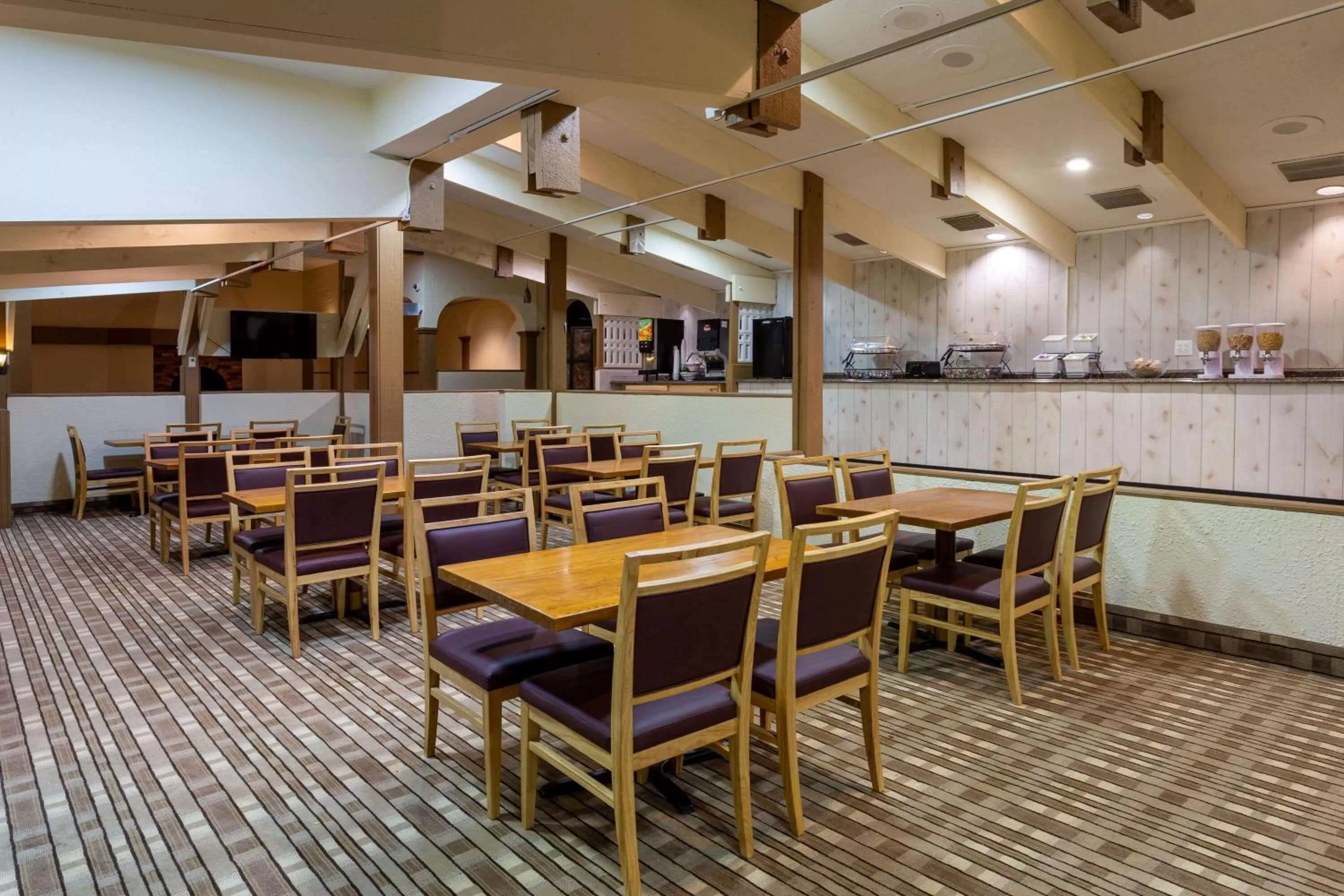 Restaurant/places to eat in Baymont by Wyndham Queensbury/Lake George