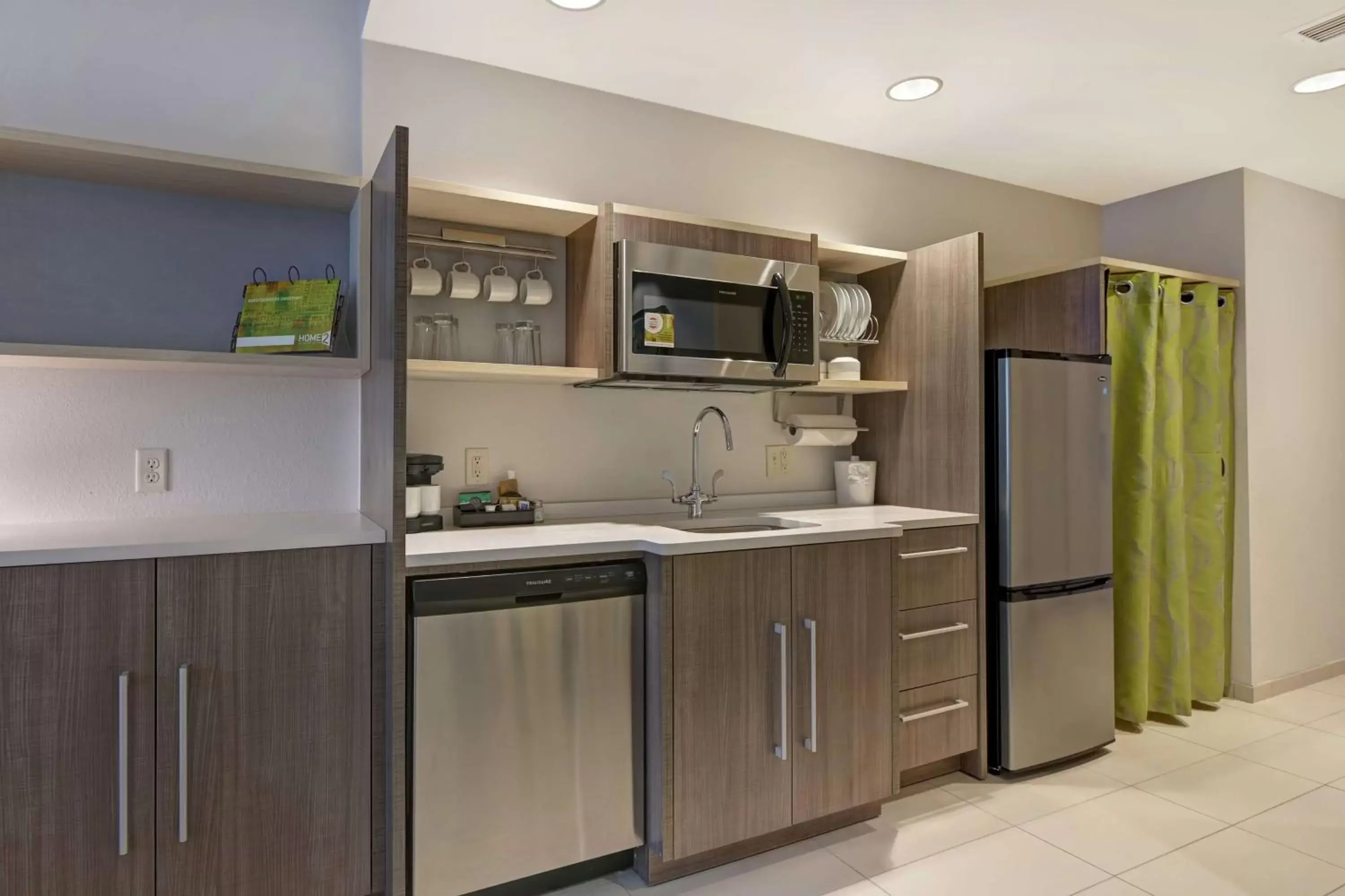 Kitchen or kitchenette, Kitchen/Kitchenette in Home2 Suites By Hilton West Palm Beach Airport