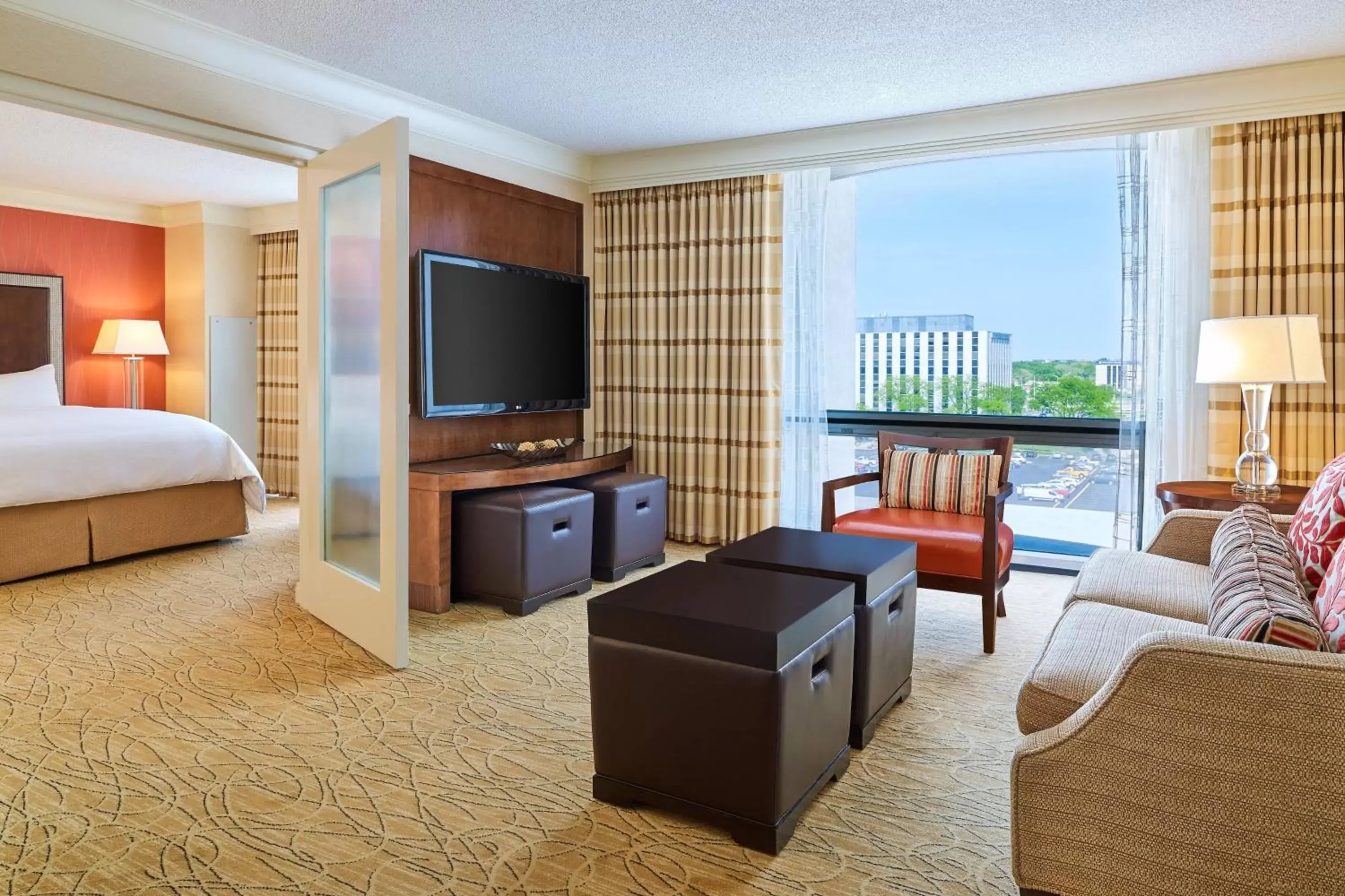 Living room, TV/Entertainment Center in Marriott Chicago O’Hare