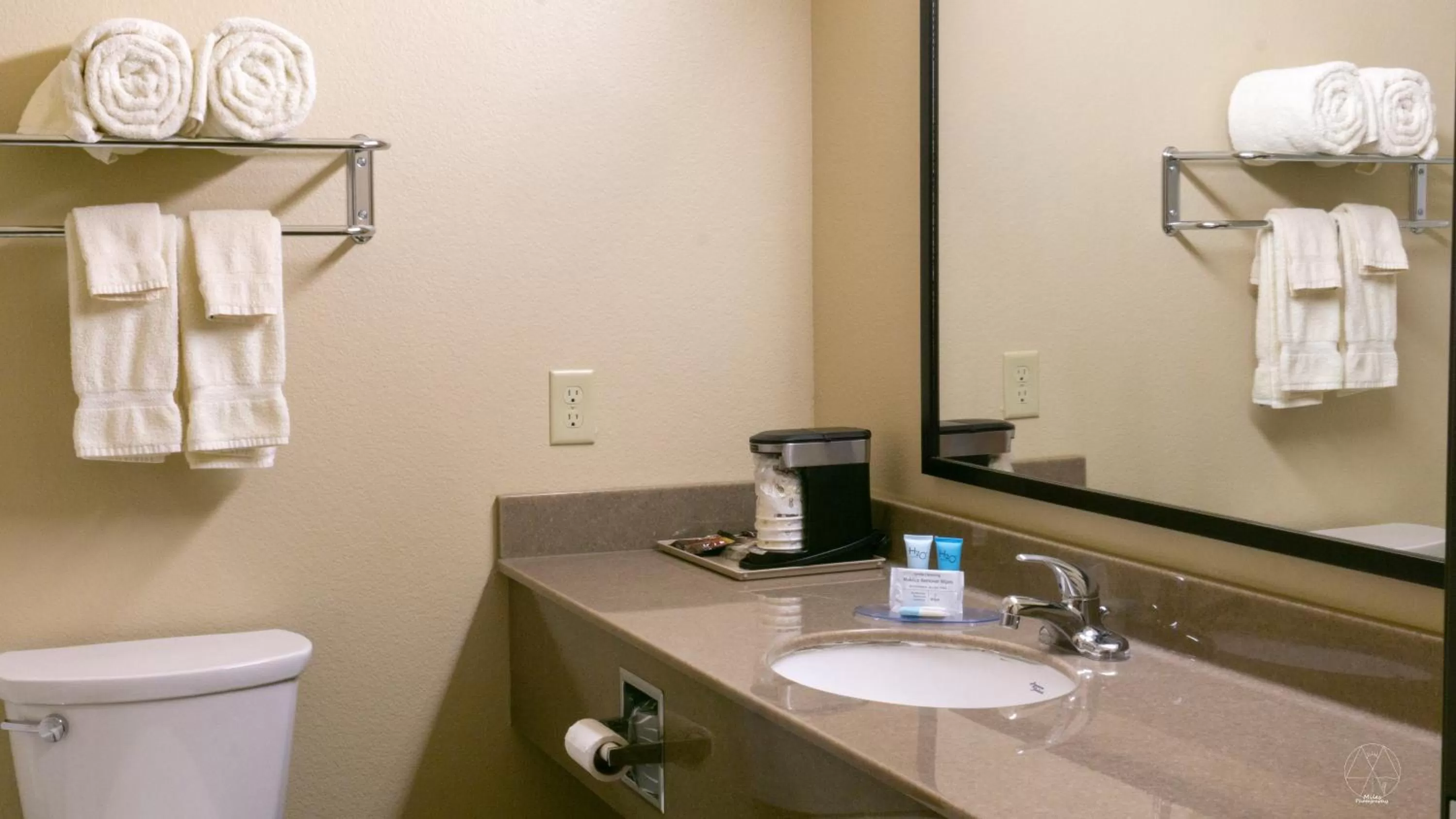 Toilet in Newcastle Lodge & Convention Center