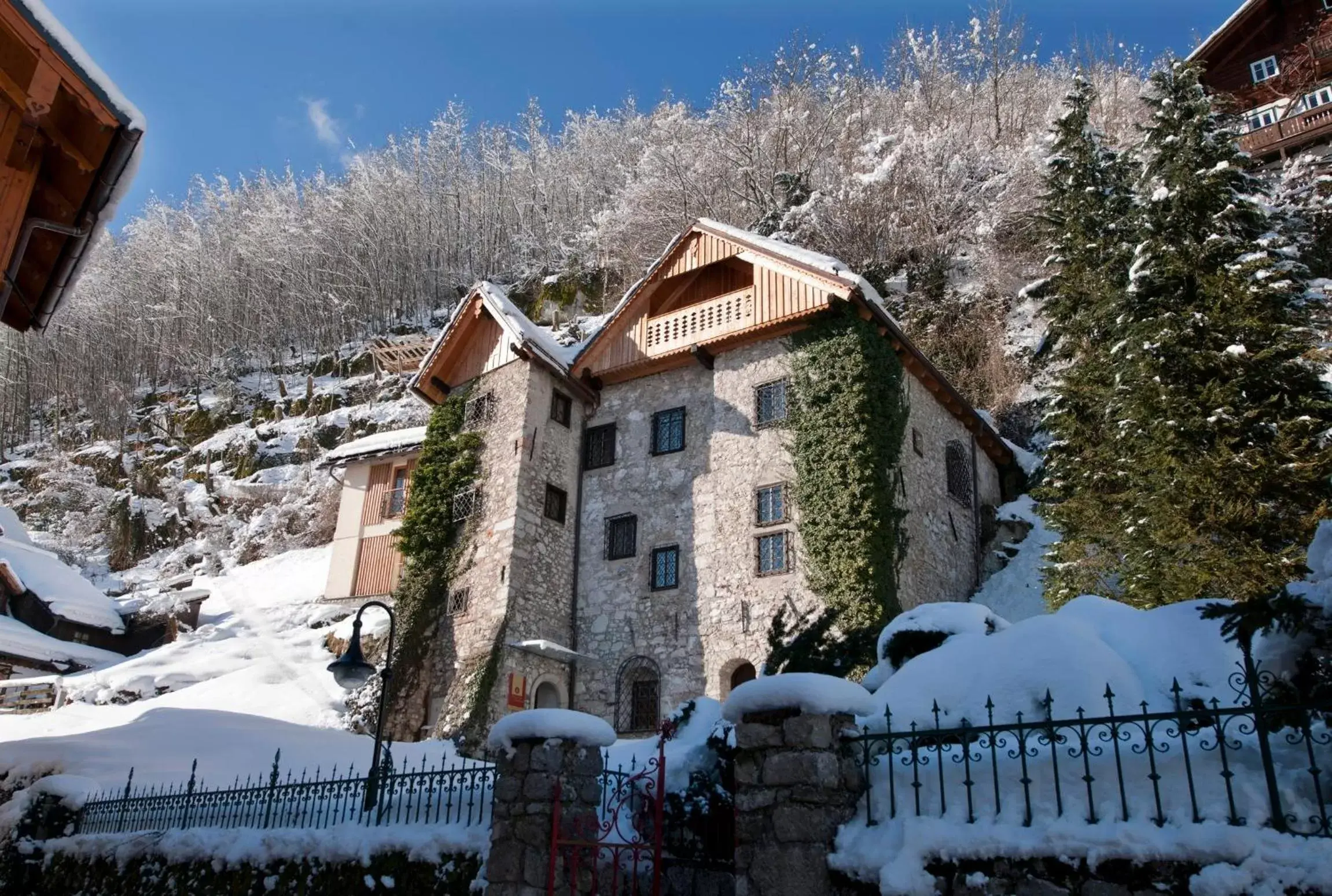 Property building, Winter in Heritage Hotel Hallstatt