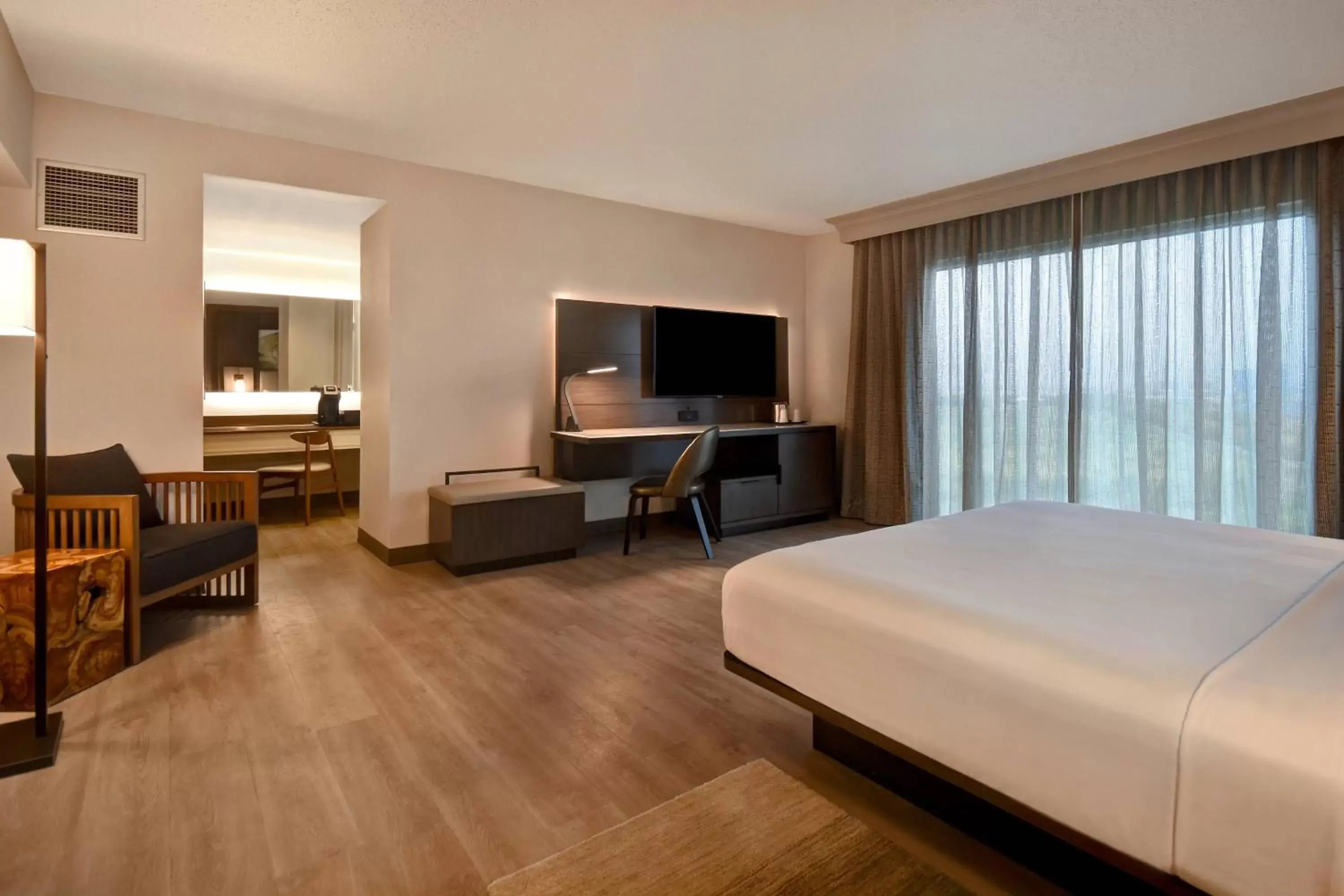 Bedroom, TV/Entertainment Center in Dallas/Fort Worth Marriott Hotel & Golf Club at Champions Circle