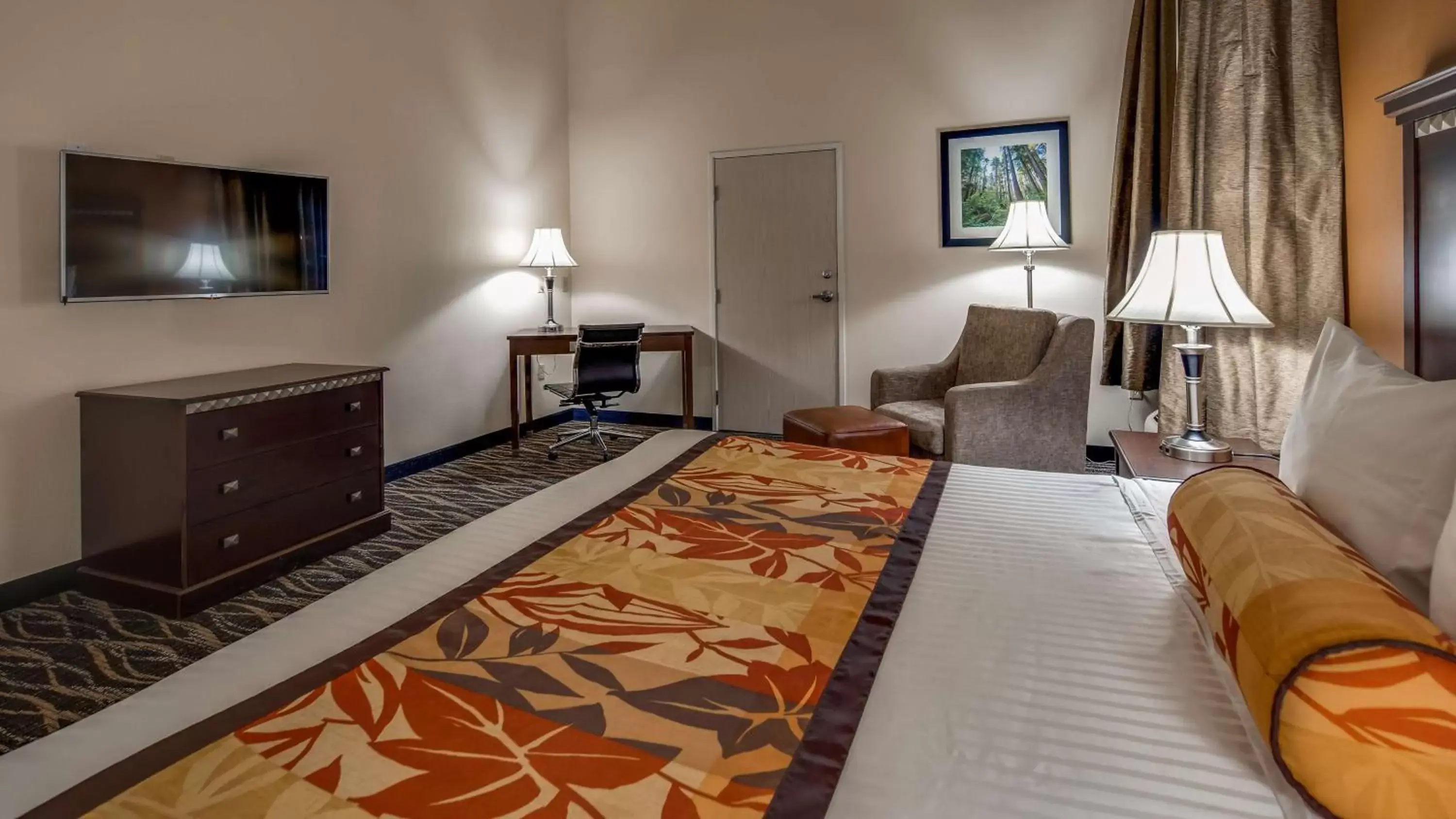Photo of the whole room, Bed in Best Western Plus Battleground Inn & Suites