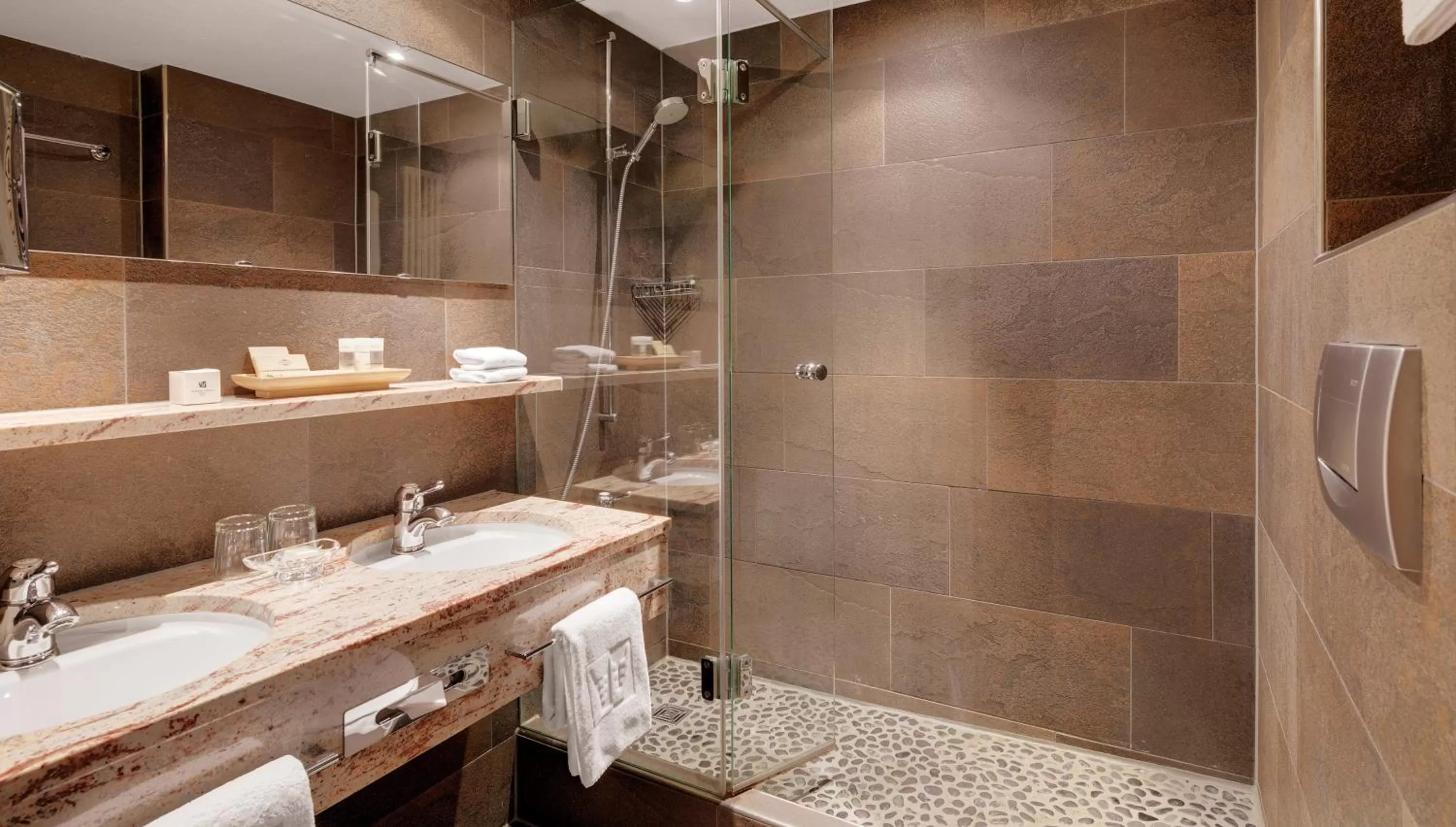 Bathroom in Morosani Posthotel