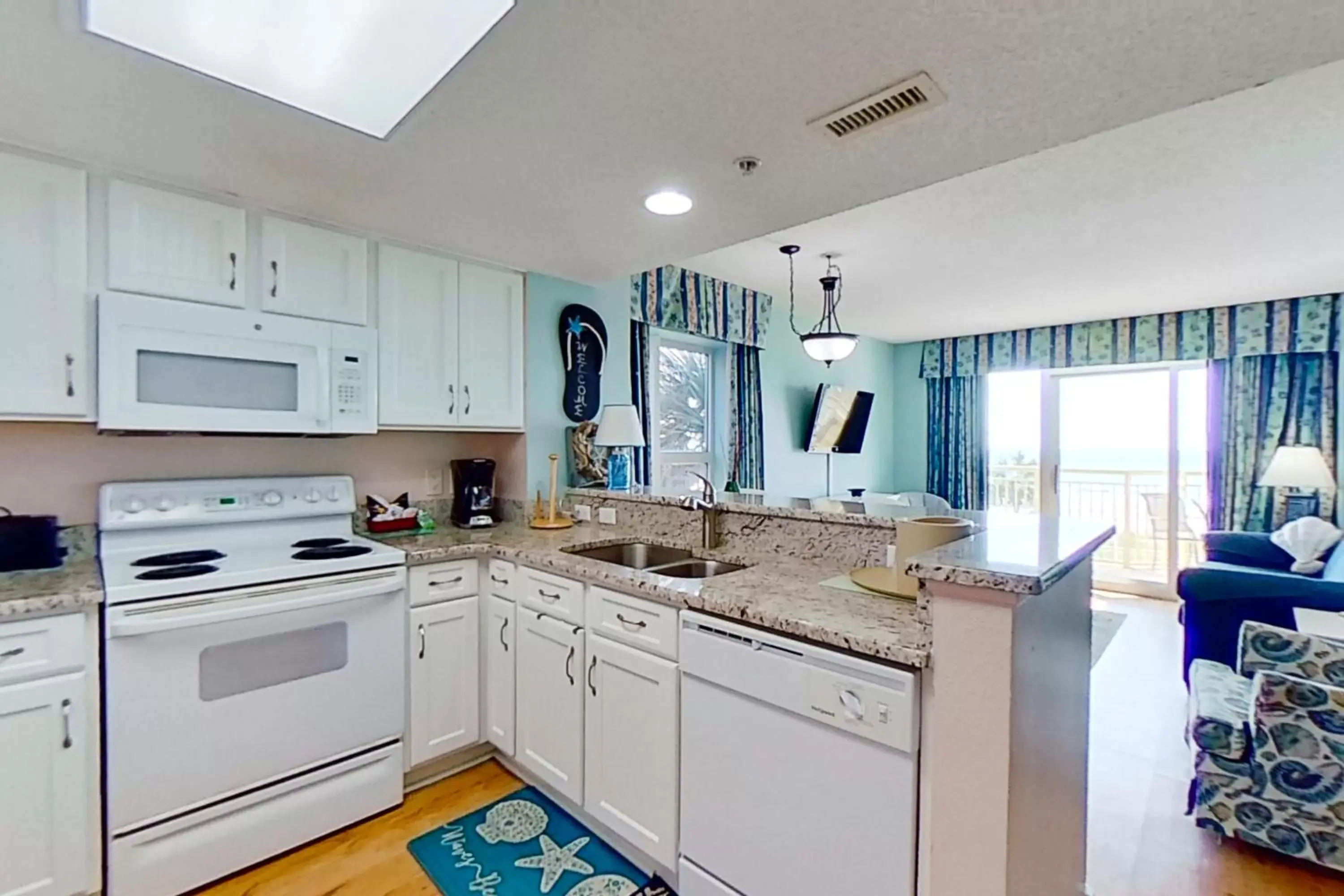 Kitchen/Kitchenette in Bay Watch Resort & Conference Center