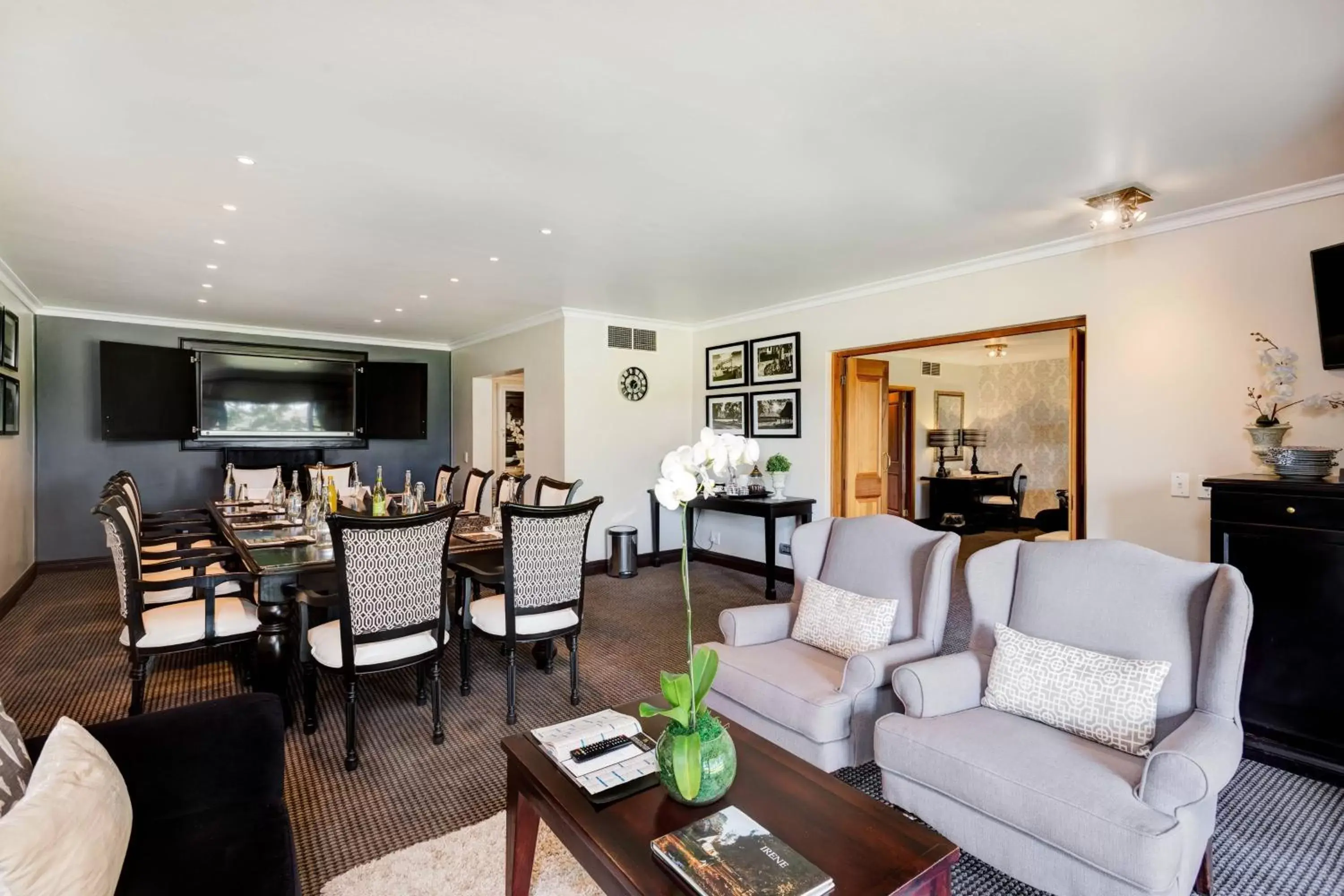 Photo of the whole room, Seating Area in Irene Country Lodge, Autograph Collection