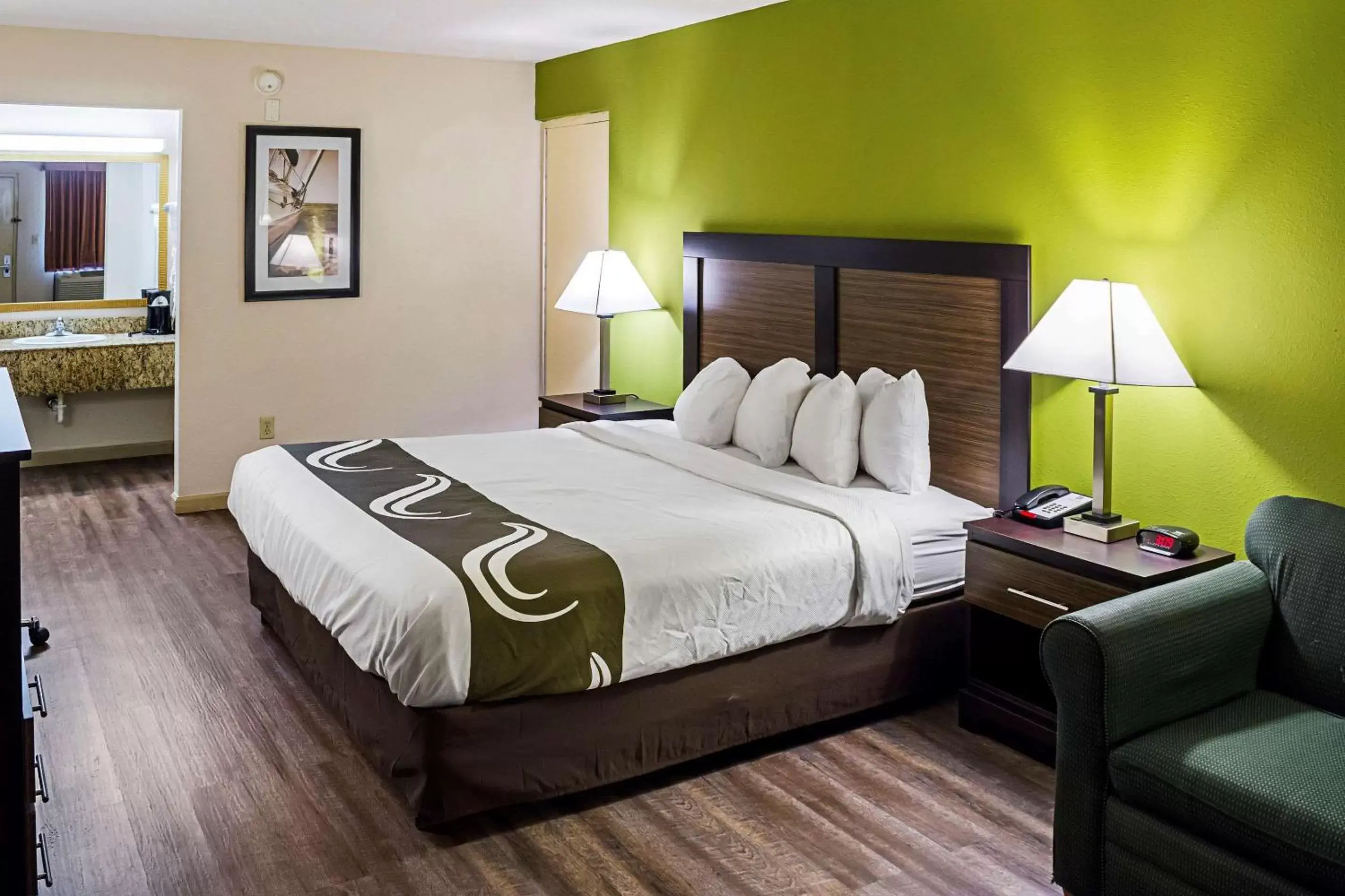 Photo of the whole room, Bed in Quality Inn Biloxi Beach Photo of the whole room, Bed in Quality Inn Biloxi Beach