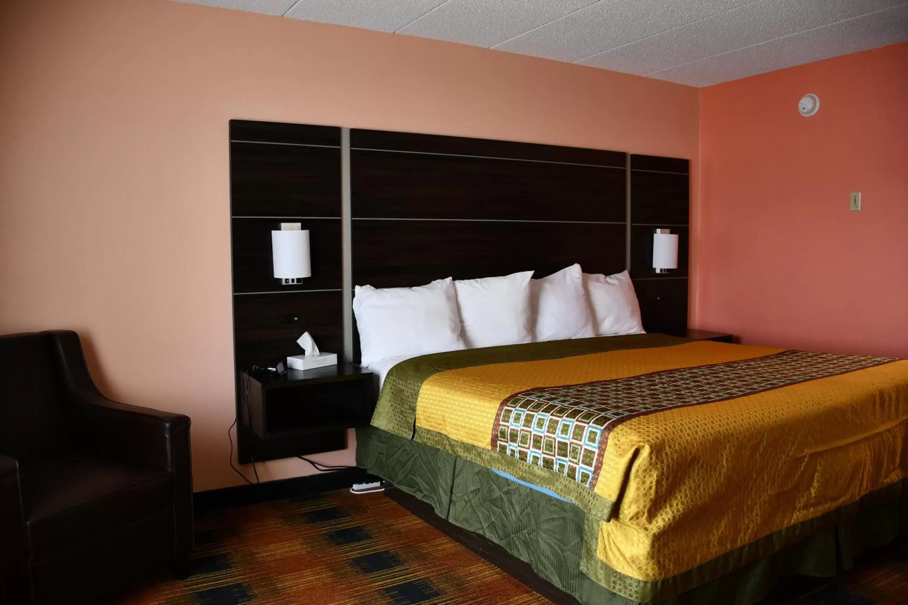 Bed in Regency Inn & Suites Faribault