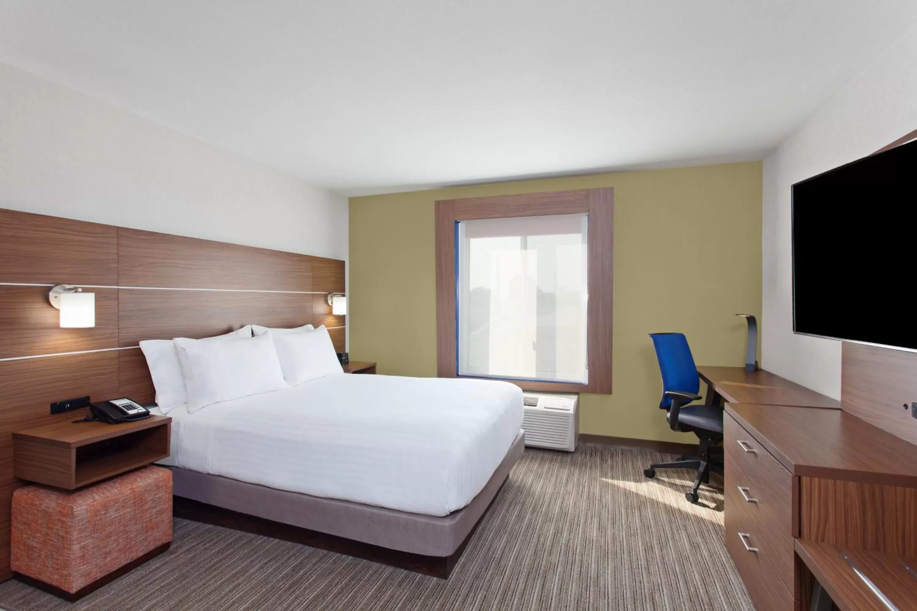 Photo of the whole room, Bed in Holiday Inn Express West Los Angeles, an IHG Hotel