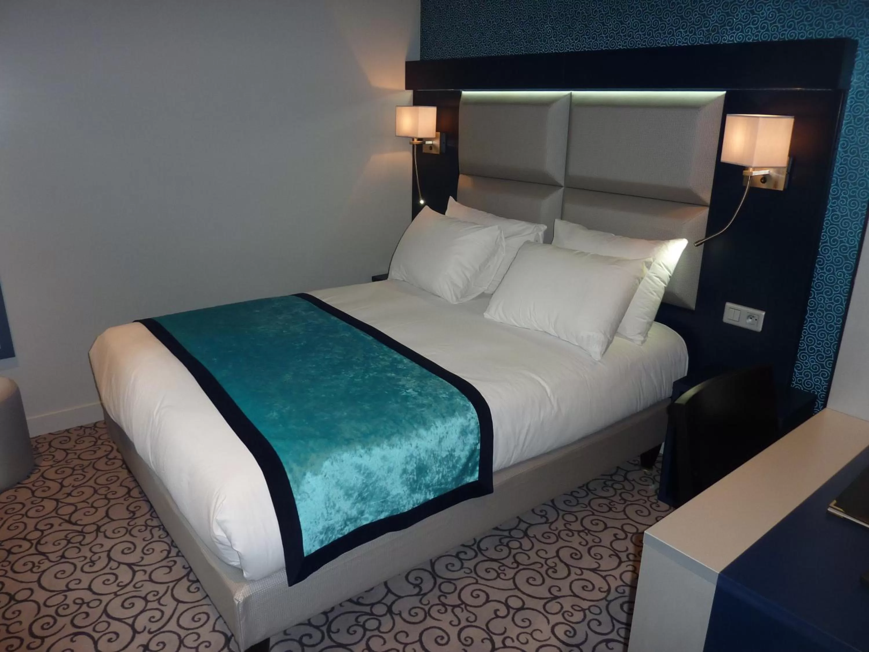 Photo of the whole room, Bed in Prince Albert Montmartre