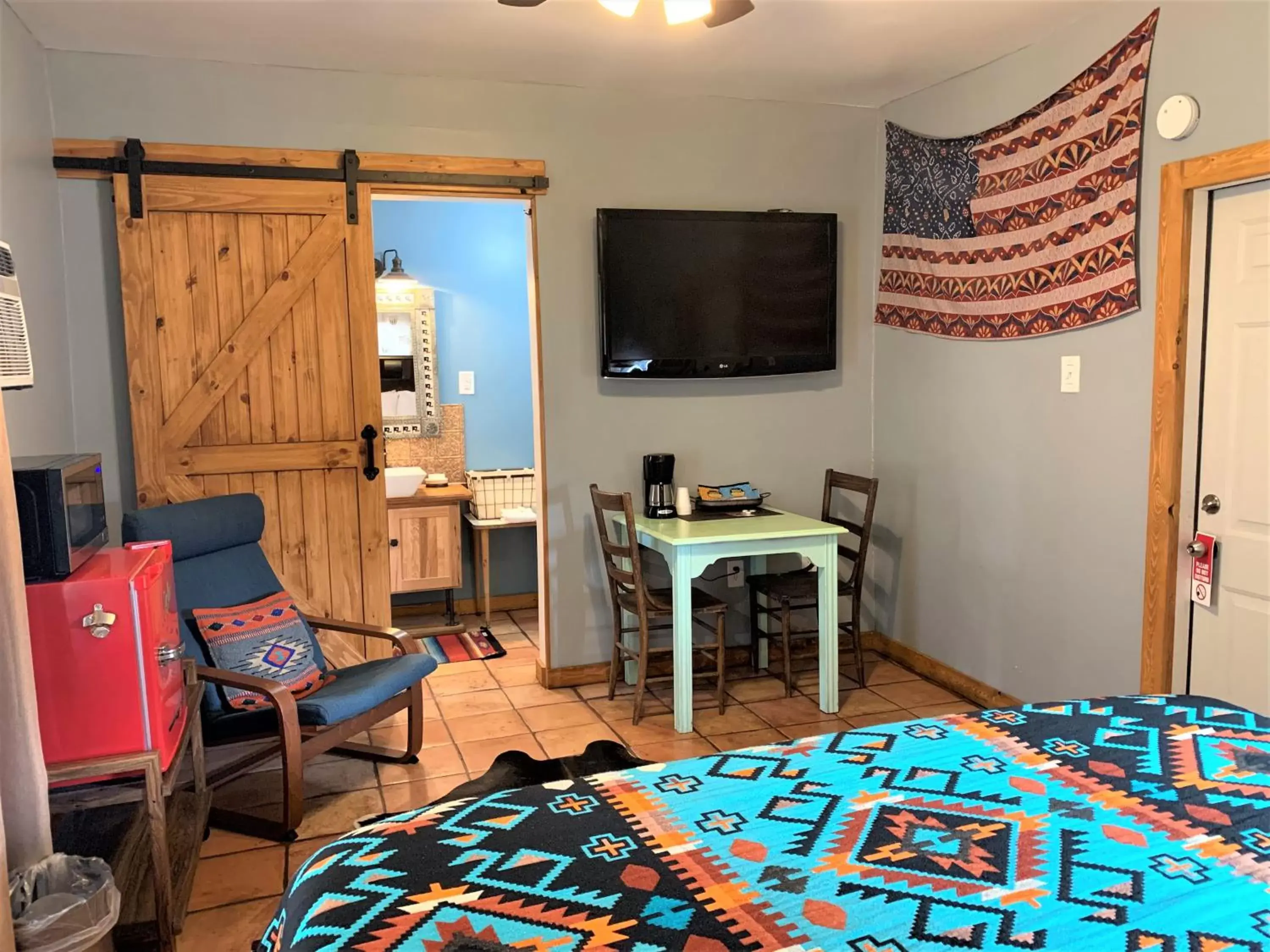 Bedroom, TV/Entertainment Center in Hotel Kitsmiller on Main