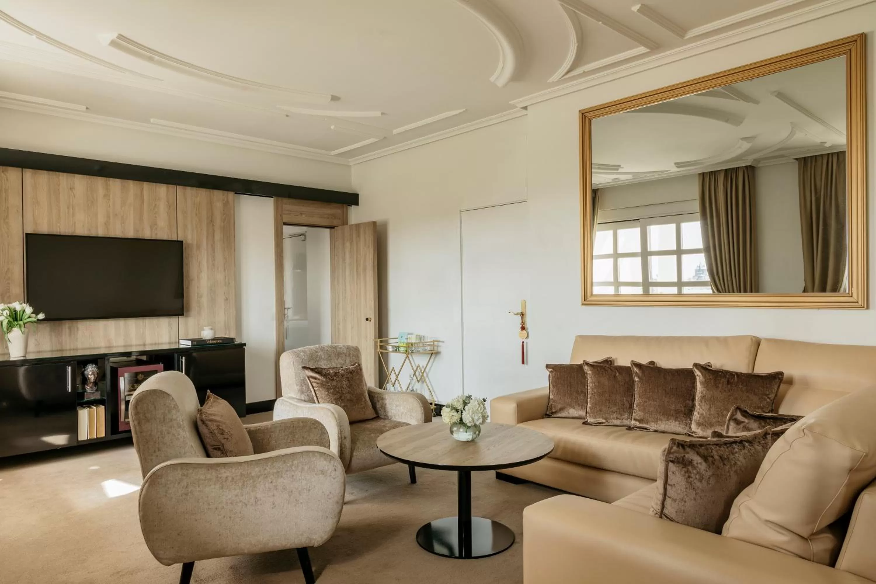 TV and multimedia in Palacio de los Duques Gran Meliá - The Leading Hotels of the World