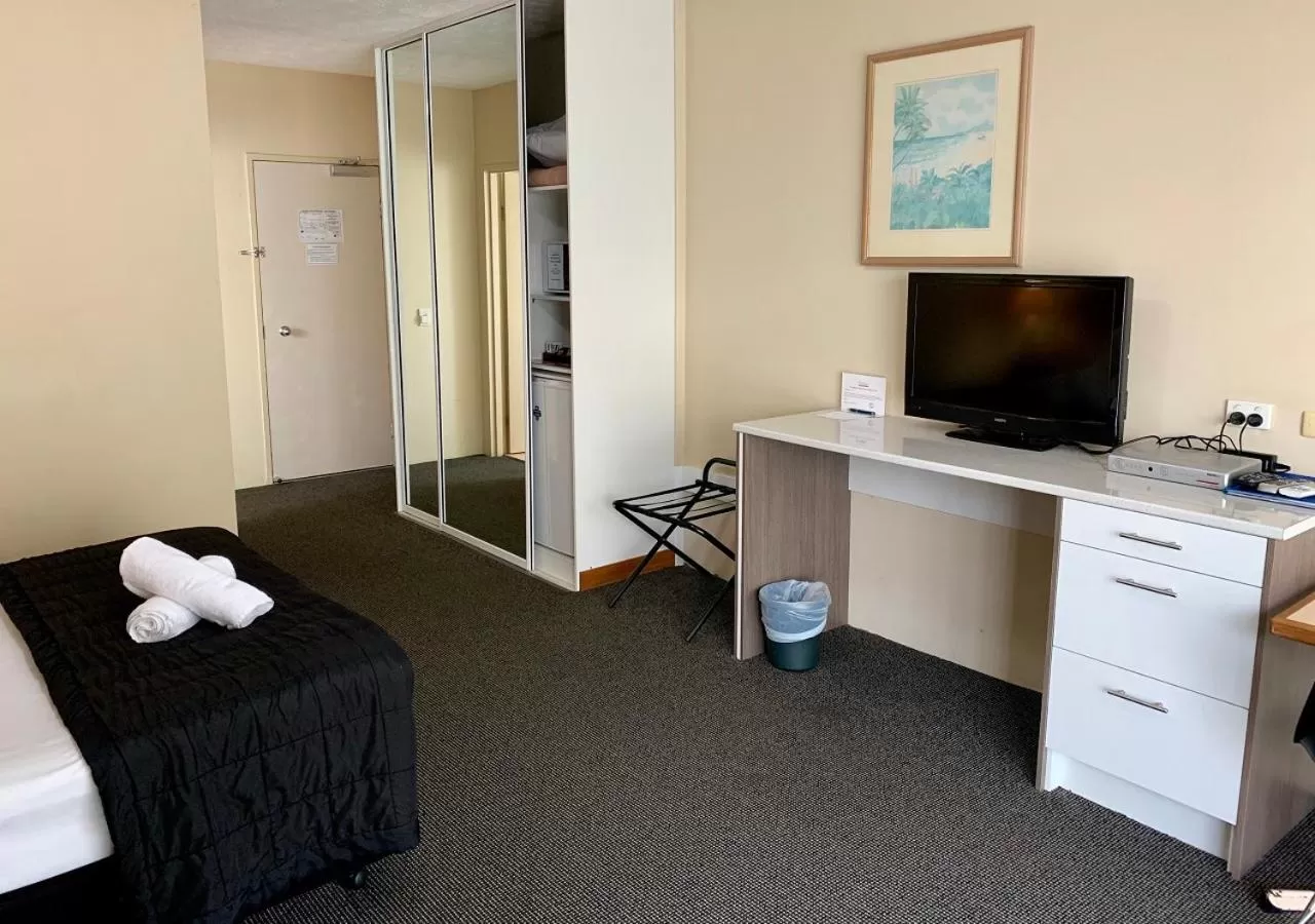 hair dresser in Outrigger Burleigh