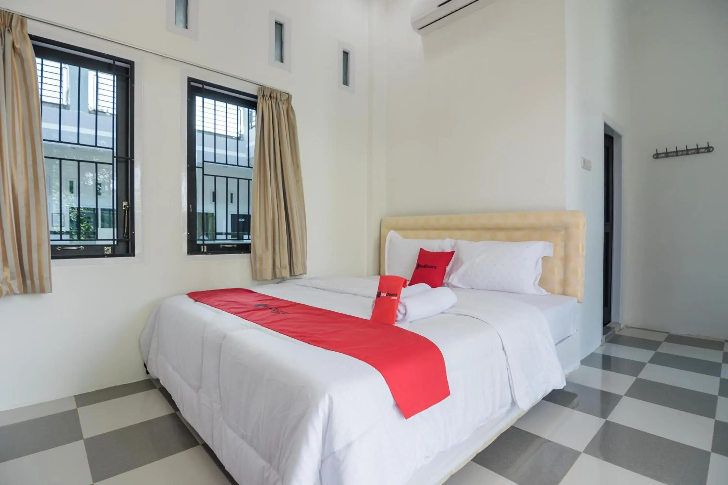 Bedroom, Bed in RedDoorz near Sultan Thaha Airport Jambi Bedroom, Bed in RedDoorz near Sultan Thaha Airport Jambi