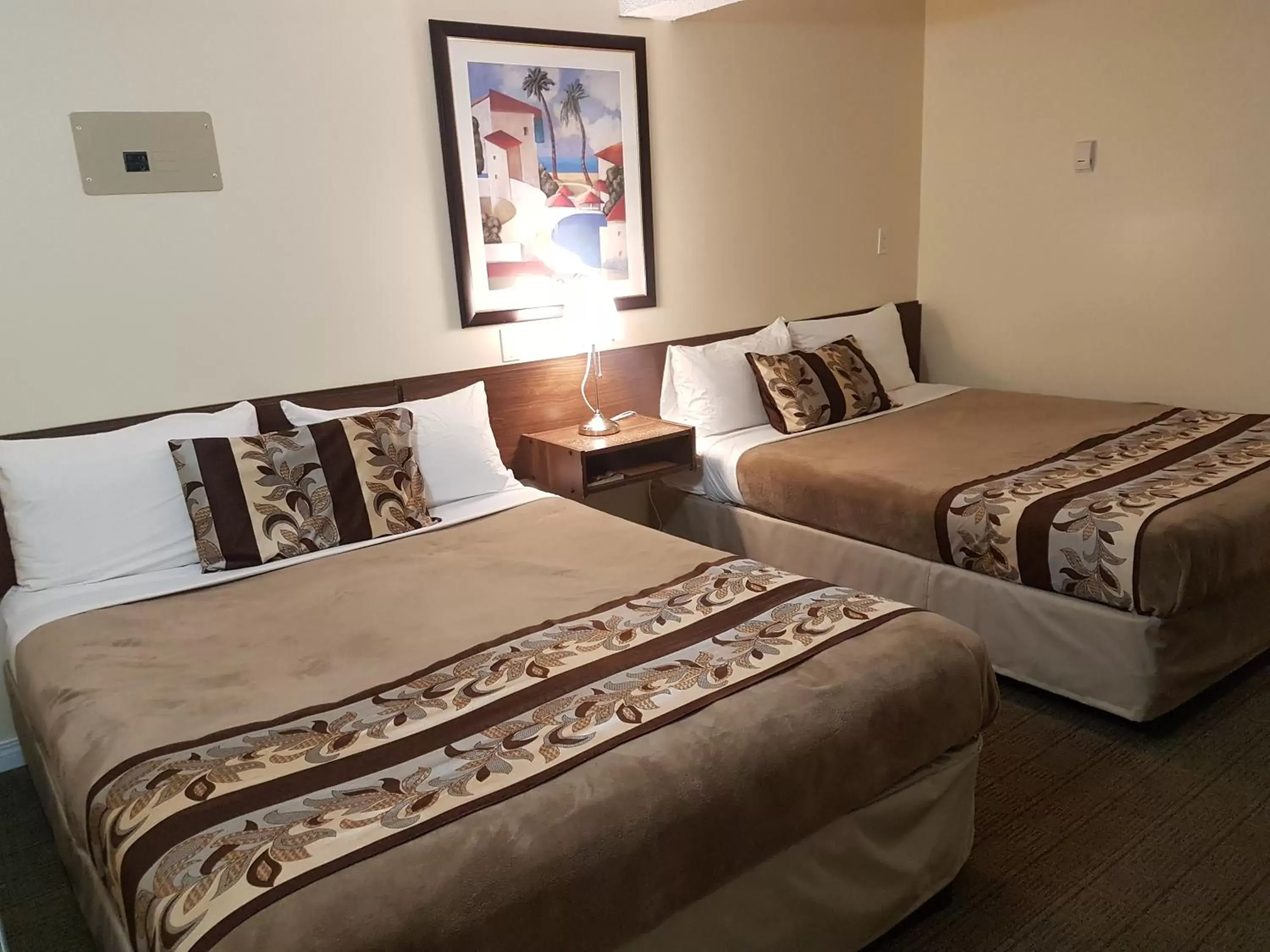 Bed in Parkway Motel & European Lodges