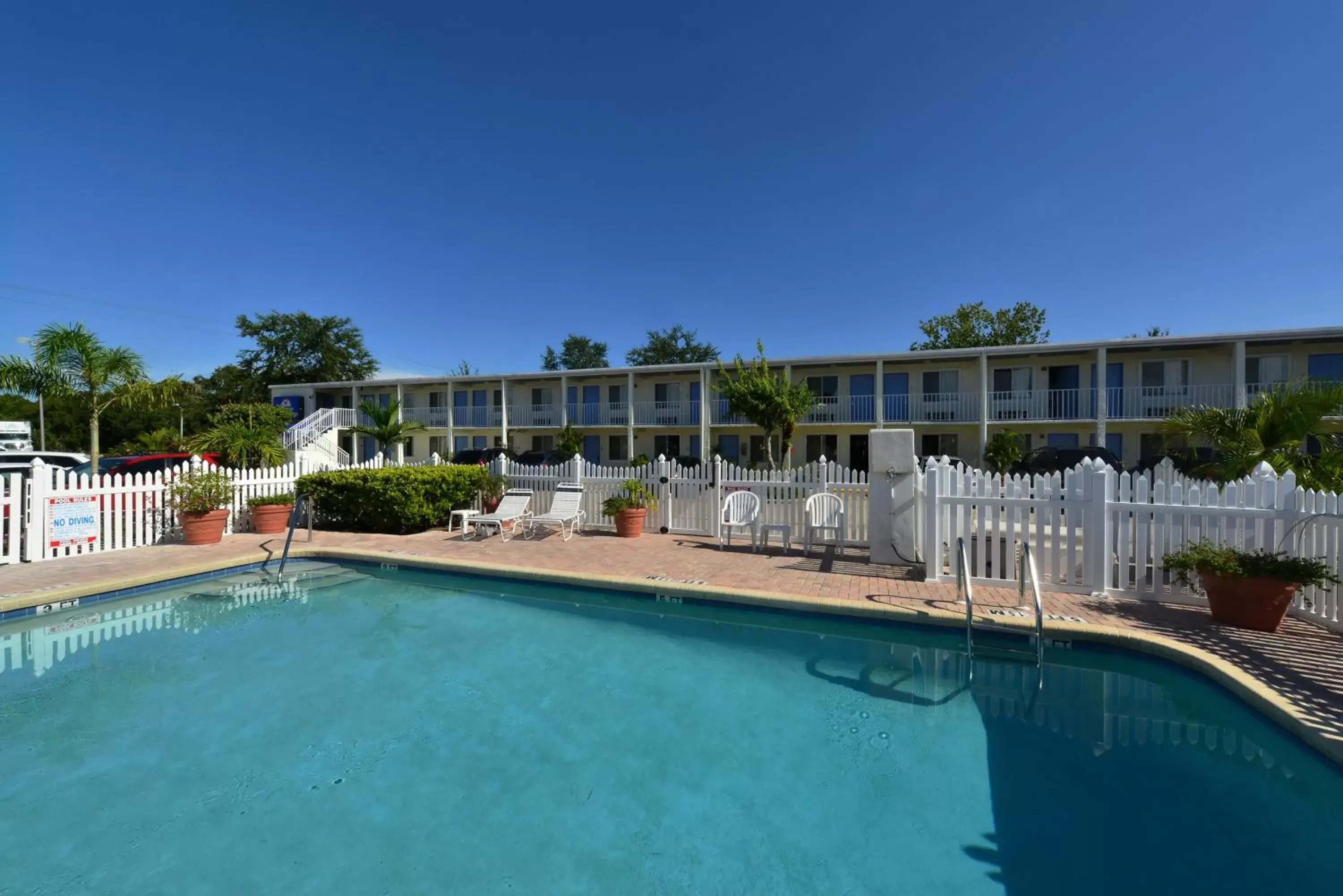 Swimming Pool in Americas Best Value Inn Bradenton-Sarasota