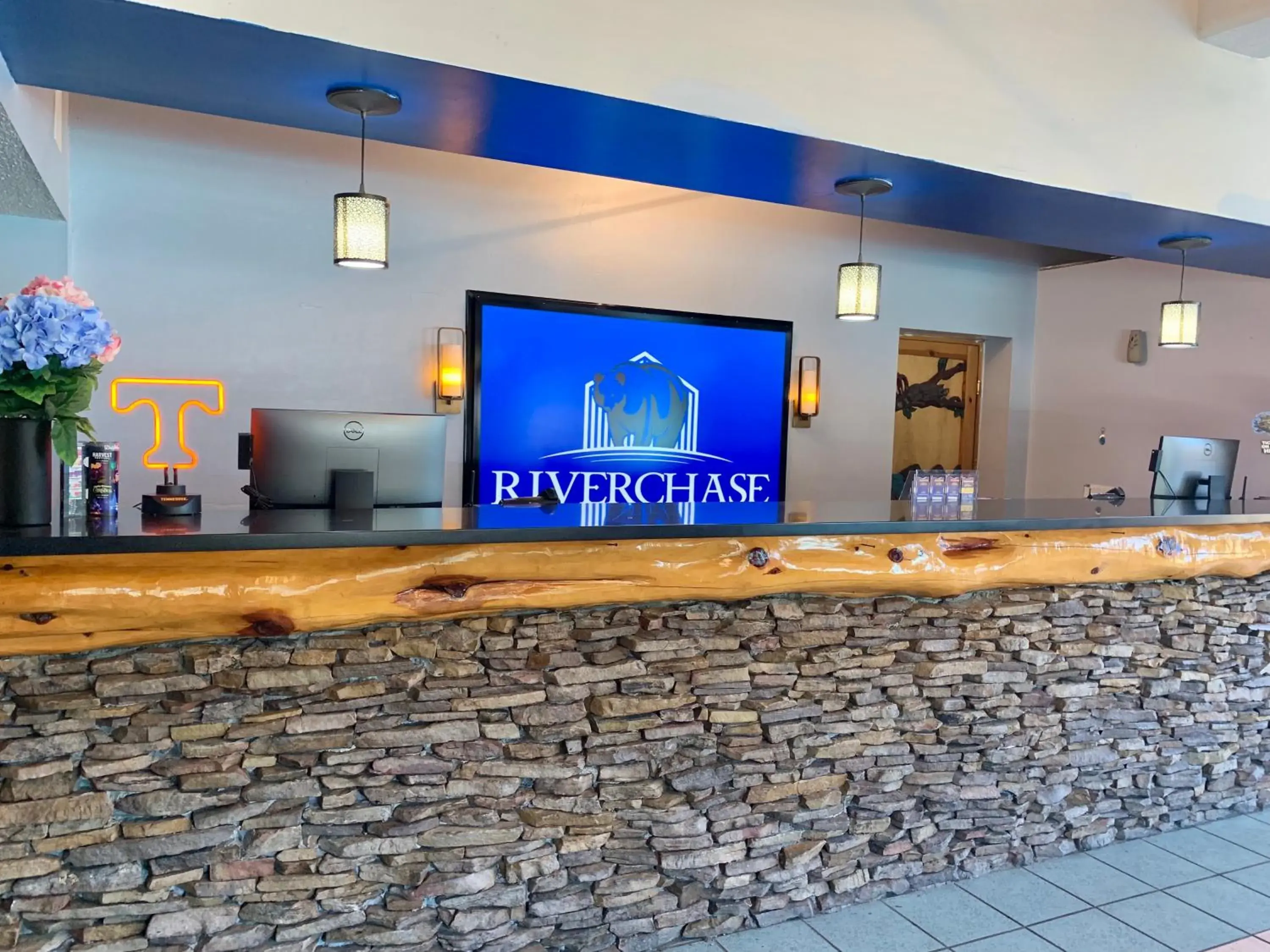 Lobby or reception in Riverchase Lodge