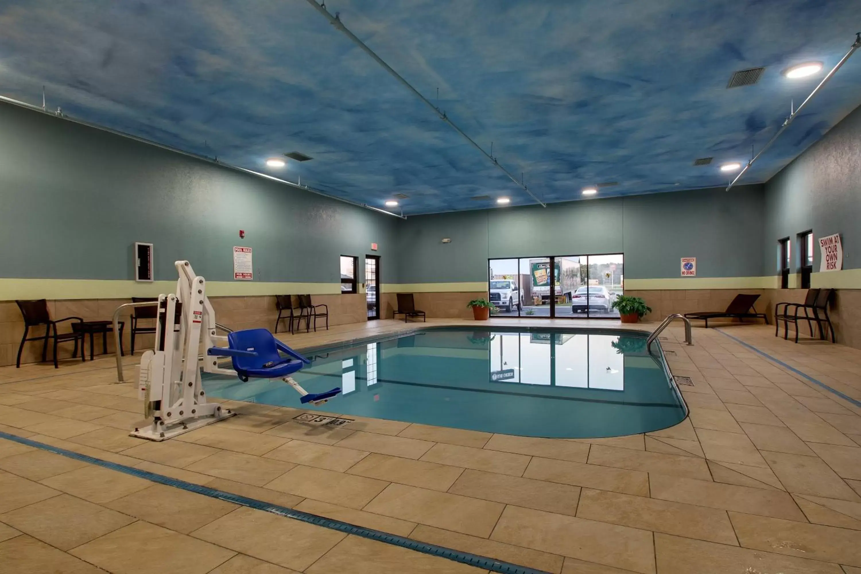 Swimming Pool in Holiday Inn Express Hotel & Suites Lebanon