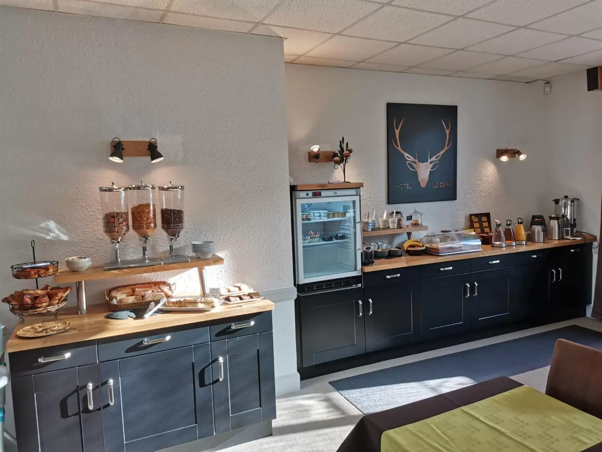 Breakfast, Kitchen/Kitchenette in Logis Hotel Le Cerf