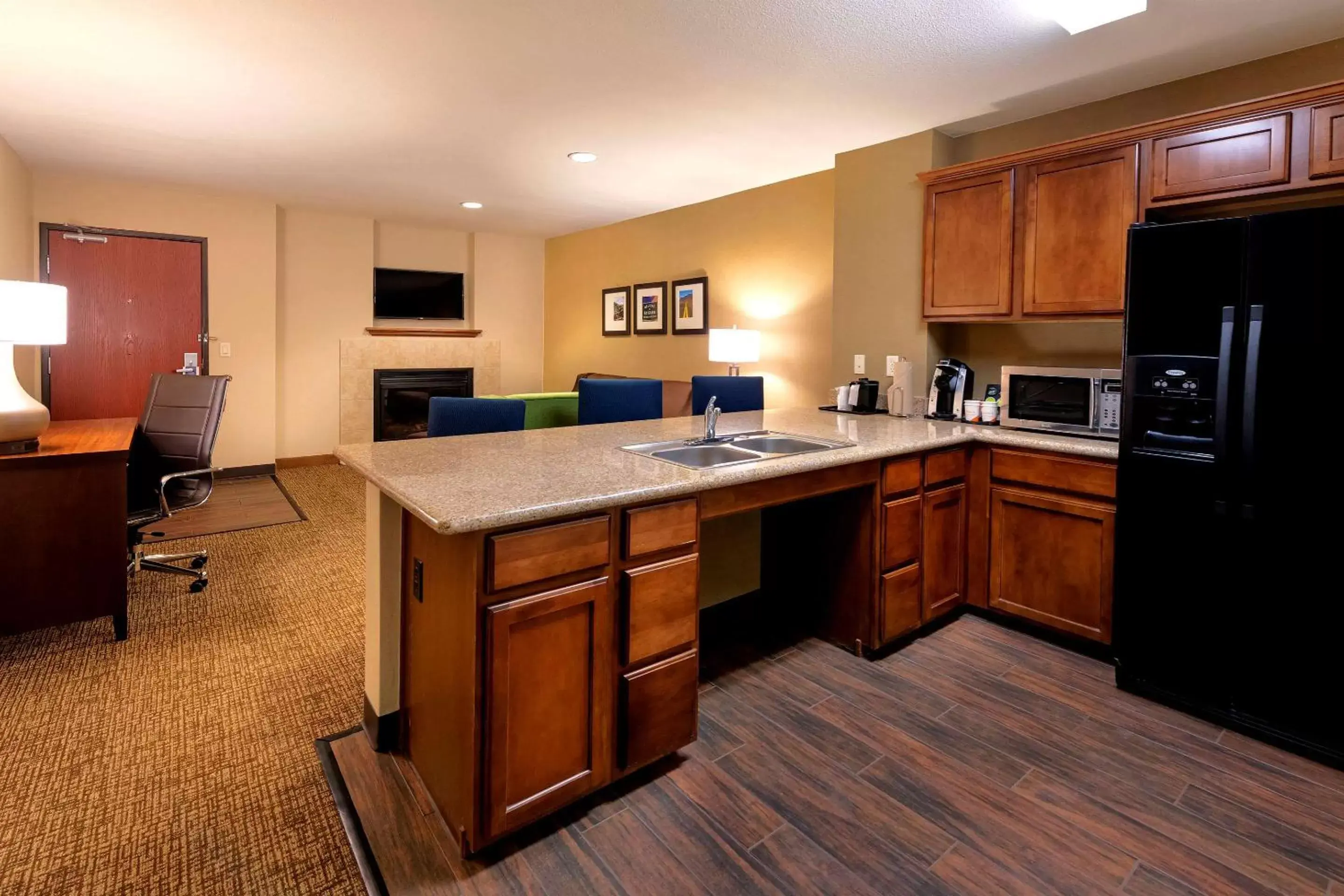 Photo of the whole room, Kitchen/Kitchenette in Comfort Suites Goodyear-West Phoenix