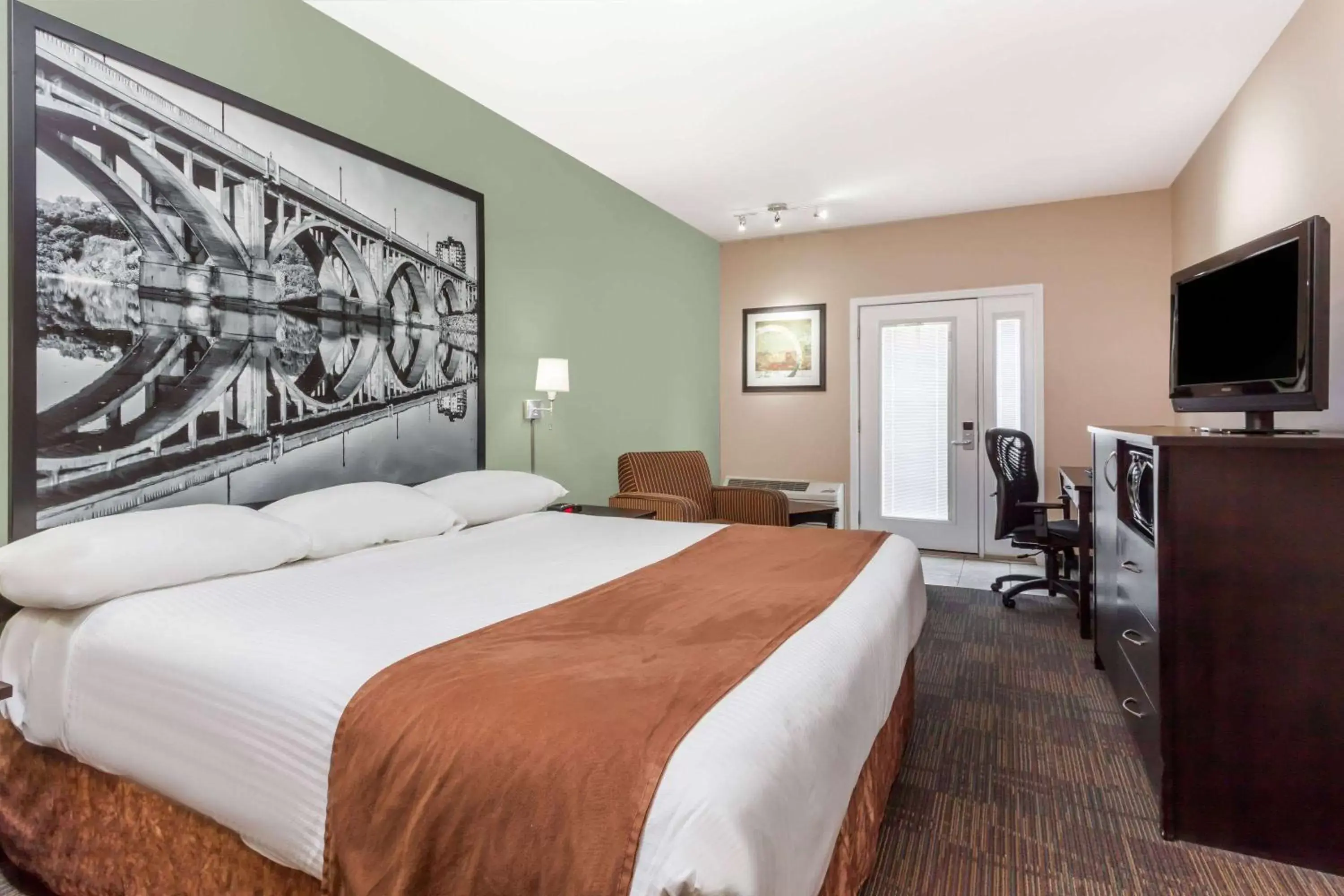 Photo of the whole room, Bed in Super 8 by Wyndham Saskatoon Near Saskatoon Airport