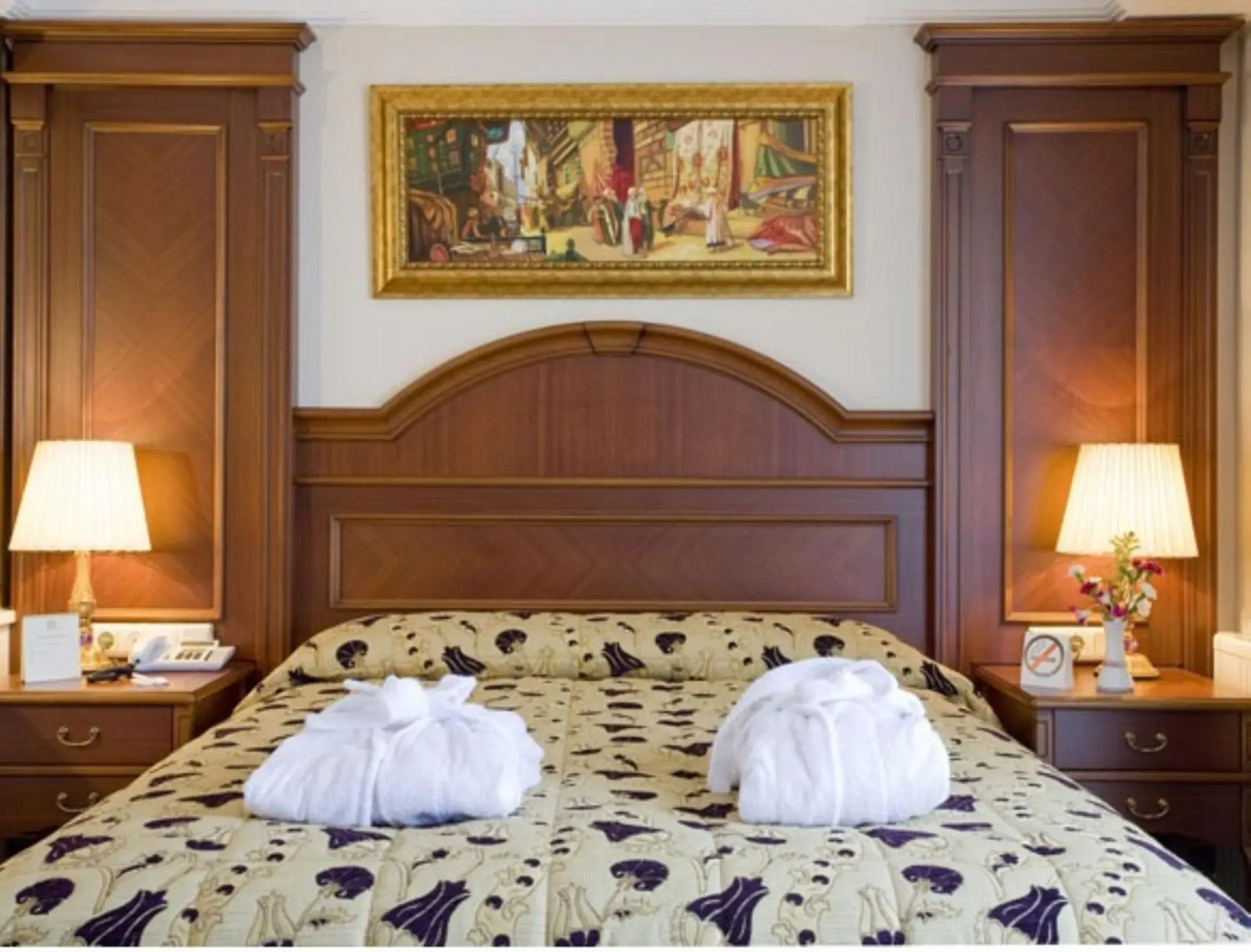 Bed in GLK PREMIER Regency Suites & Spa