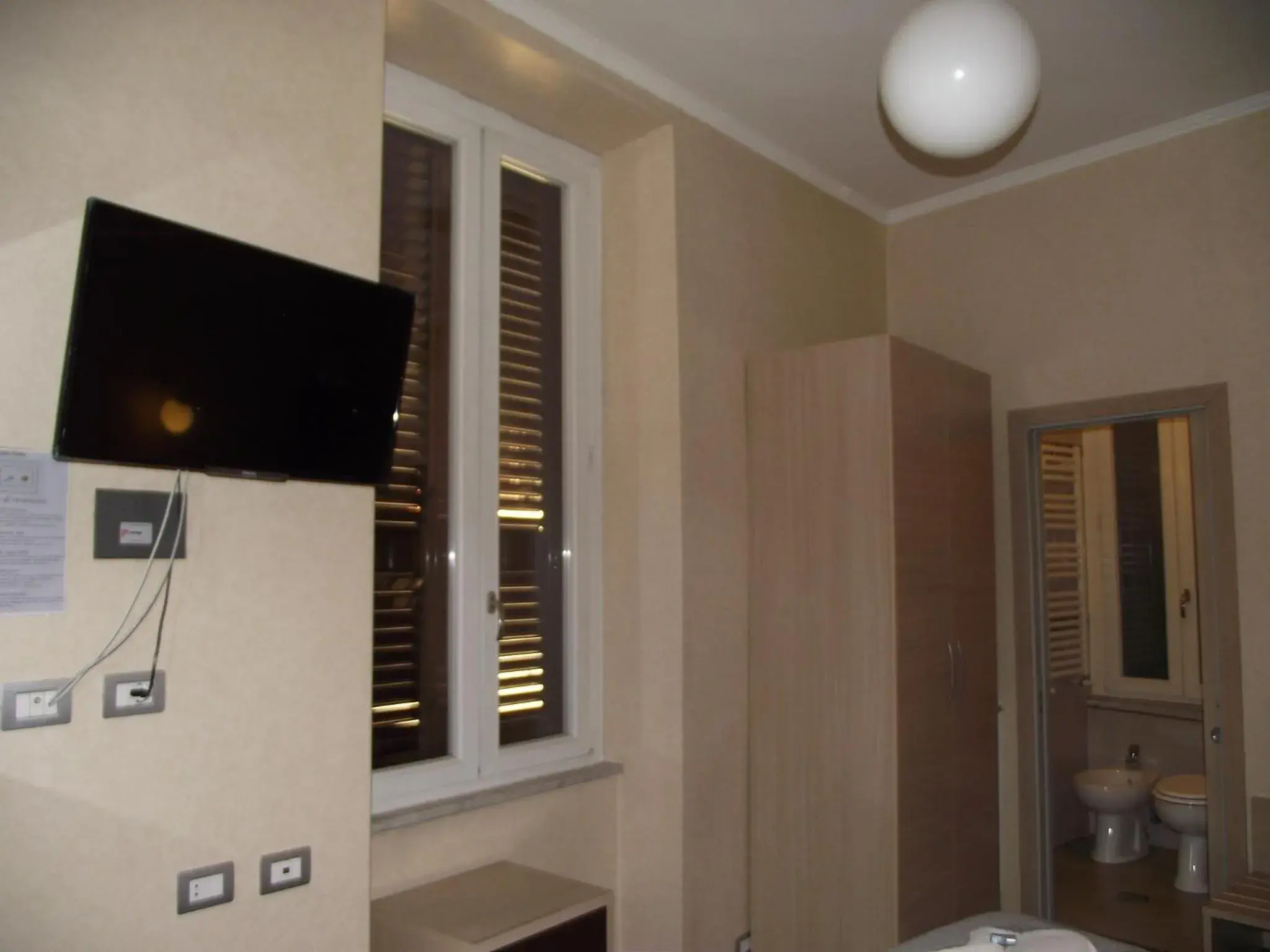 TV and multimedia, TV/Entertainment Center in Hotel Elide