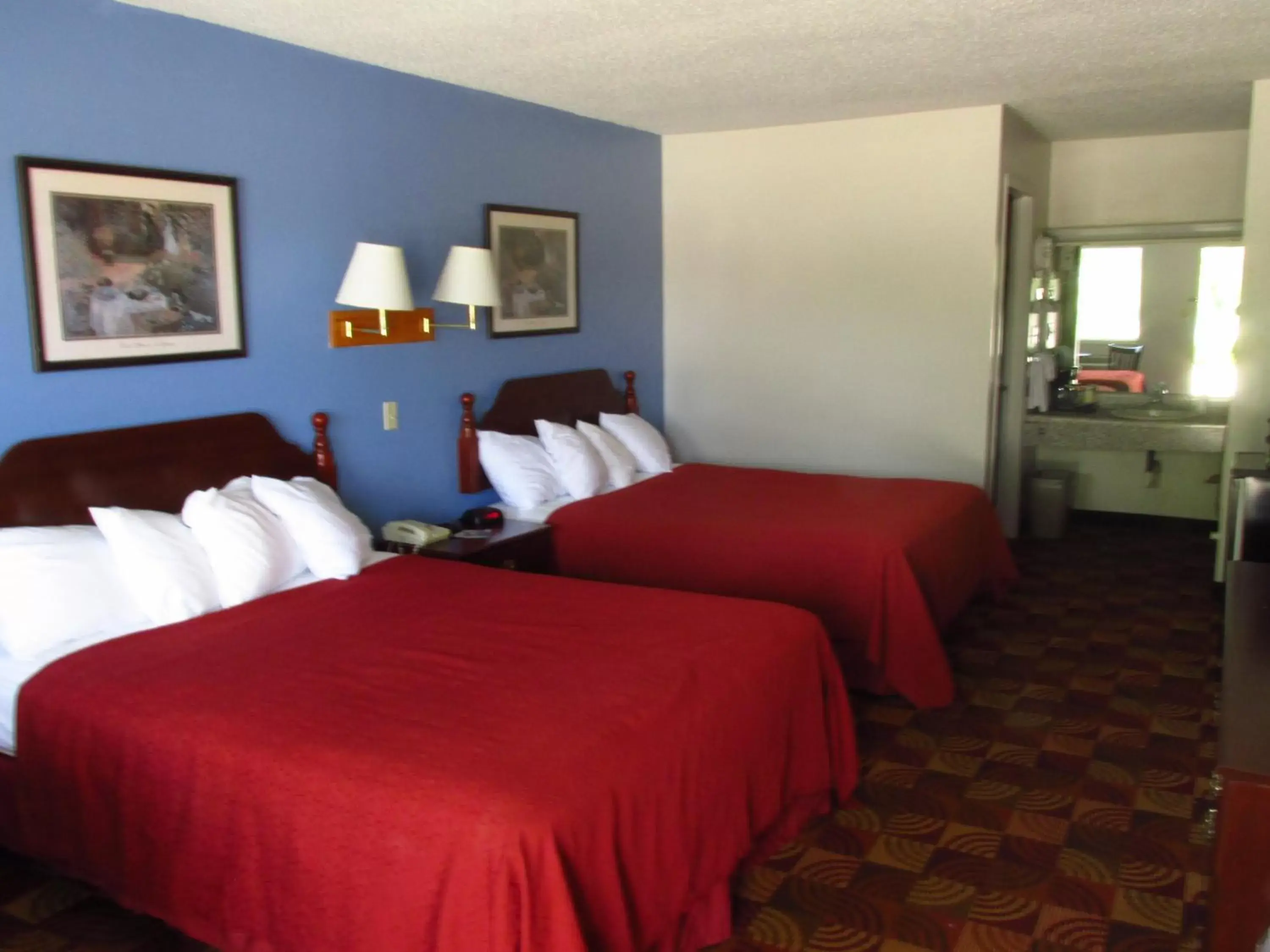 Bed in Americas Best Value Inn-Celina