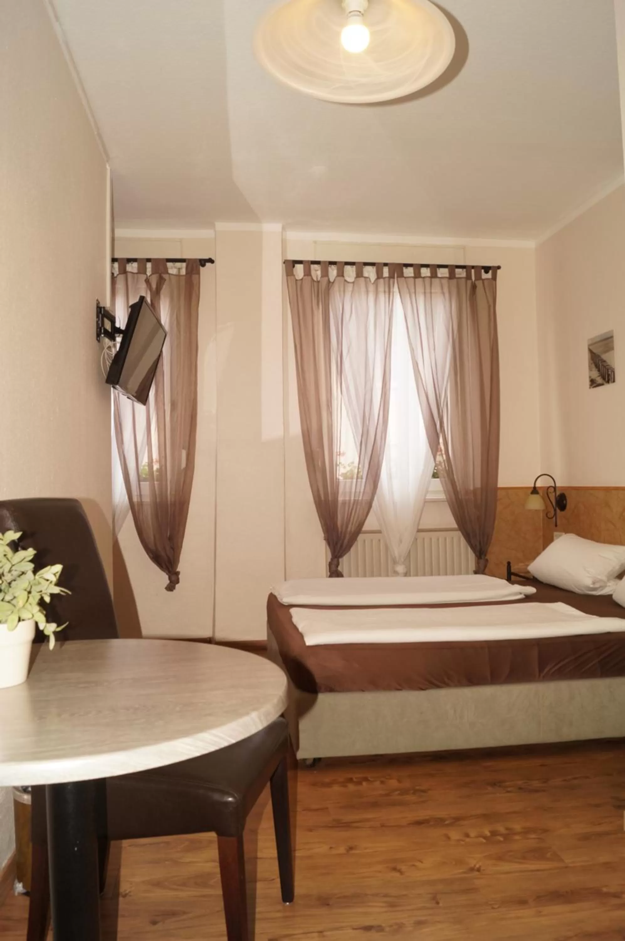 Photo of the whole room, Bed in Hotel Boos