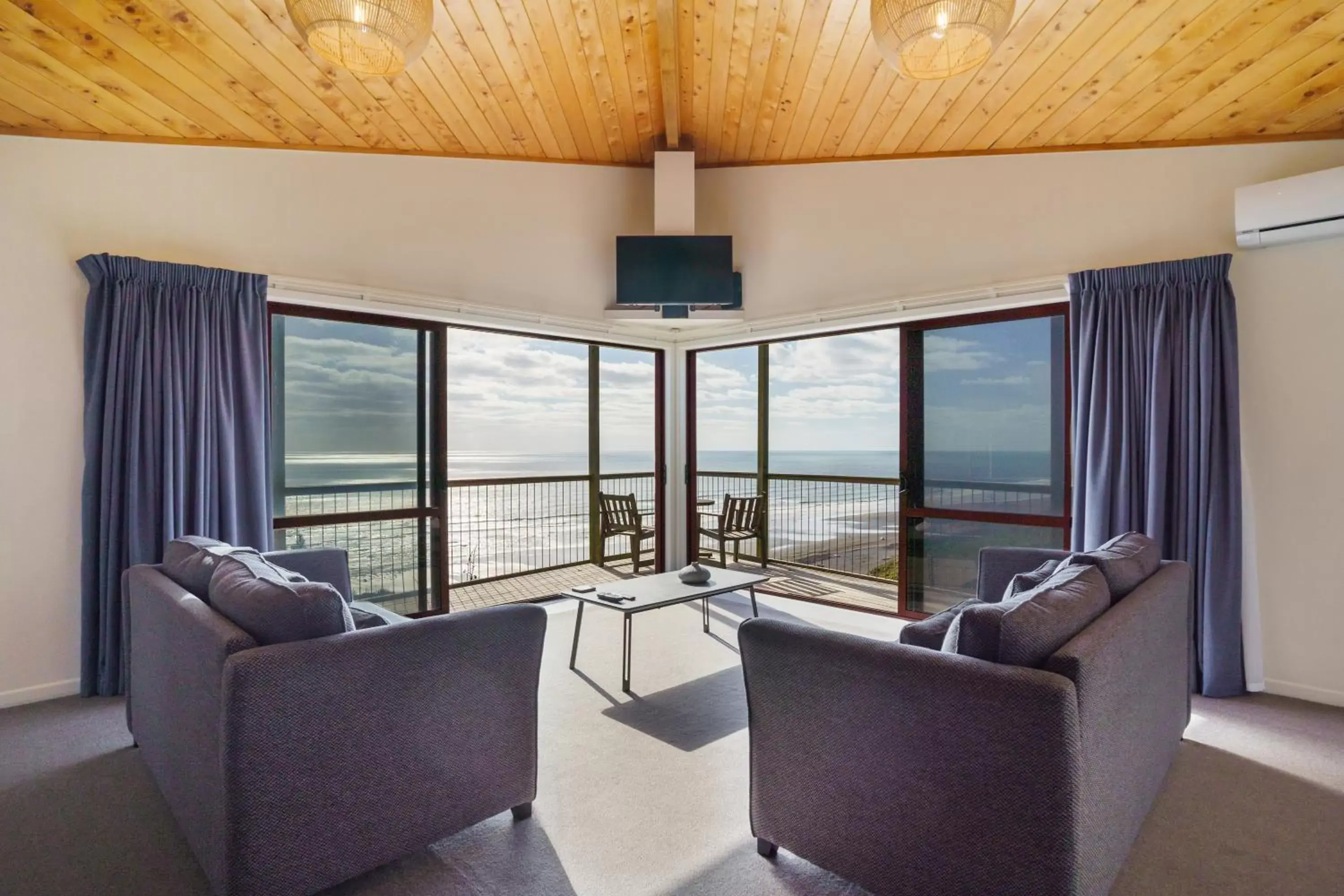 Living room, Seating Area in Castaways Resort