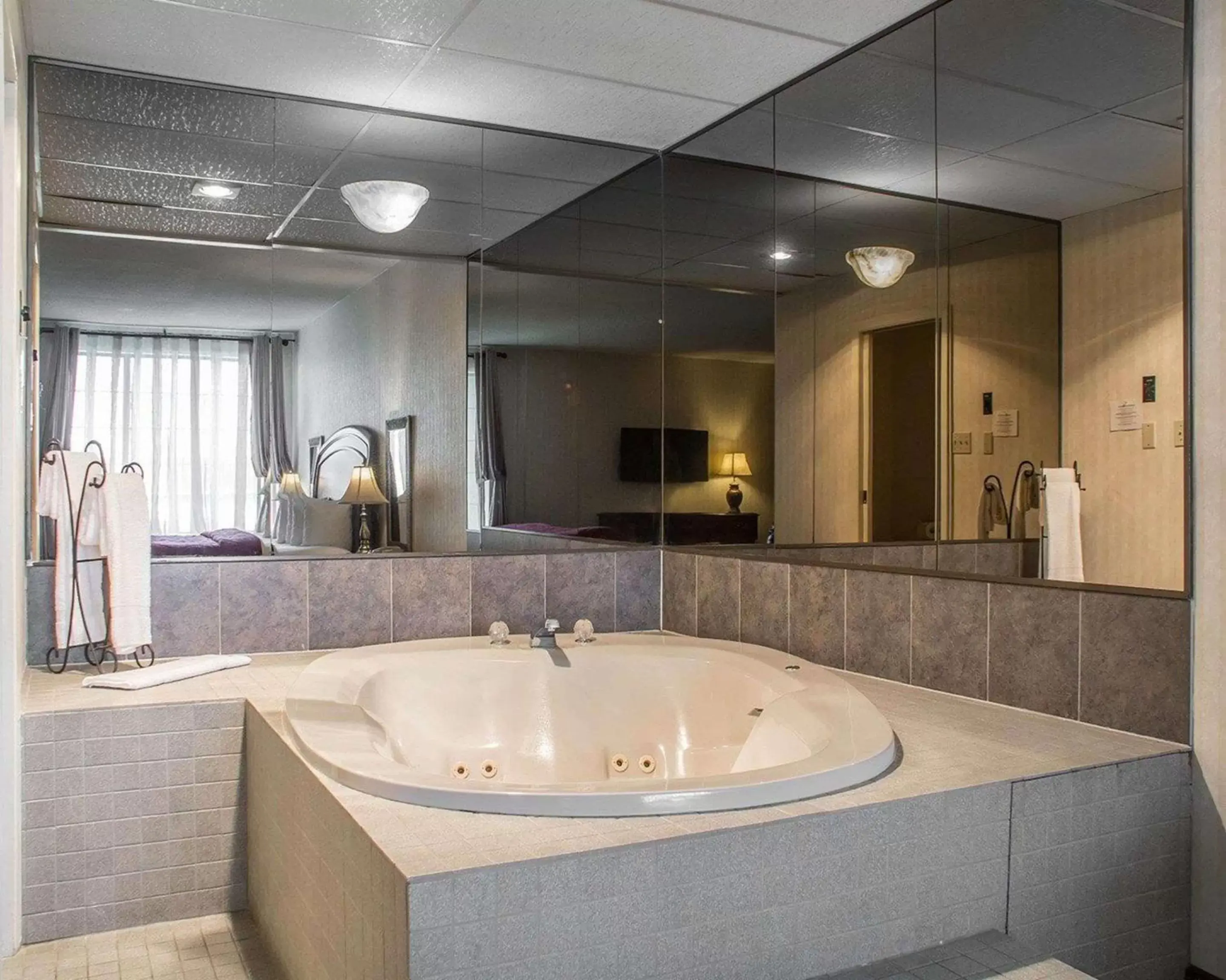 Photo of the whole room, Bathroom in Quality Hotel & Suites Woodstock