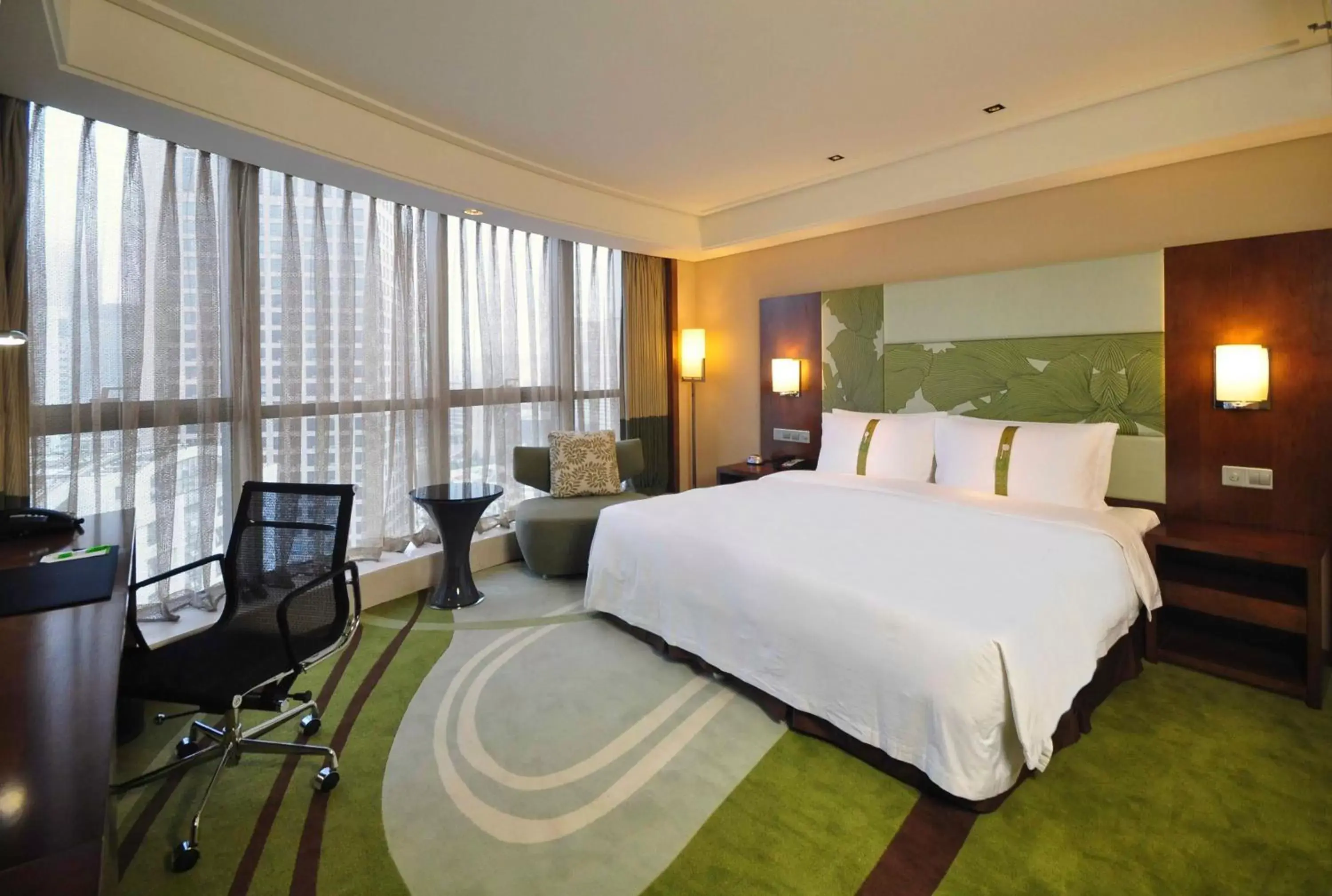 Photo of the whole room in Holiday Inn Qingdao City Center, an IHG Hotel - Shopping MALL