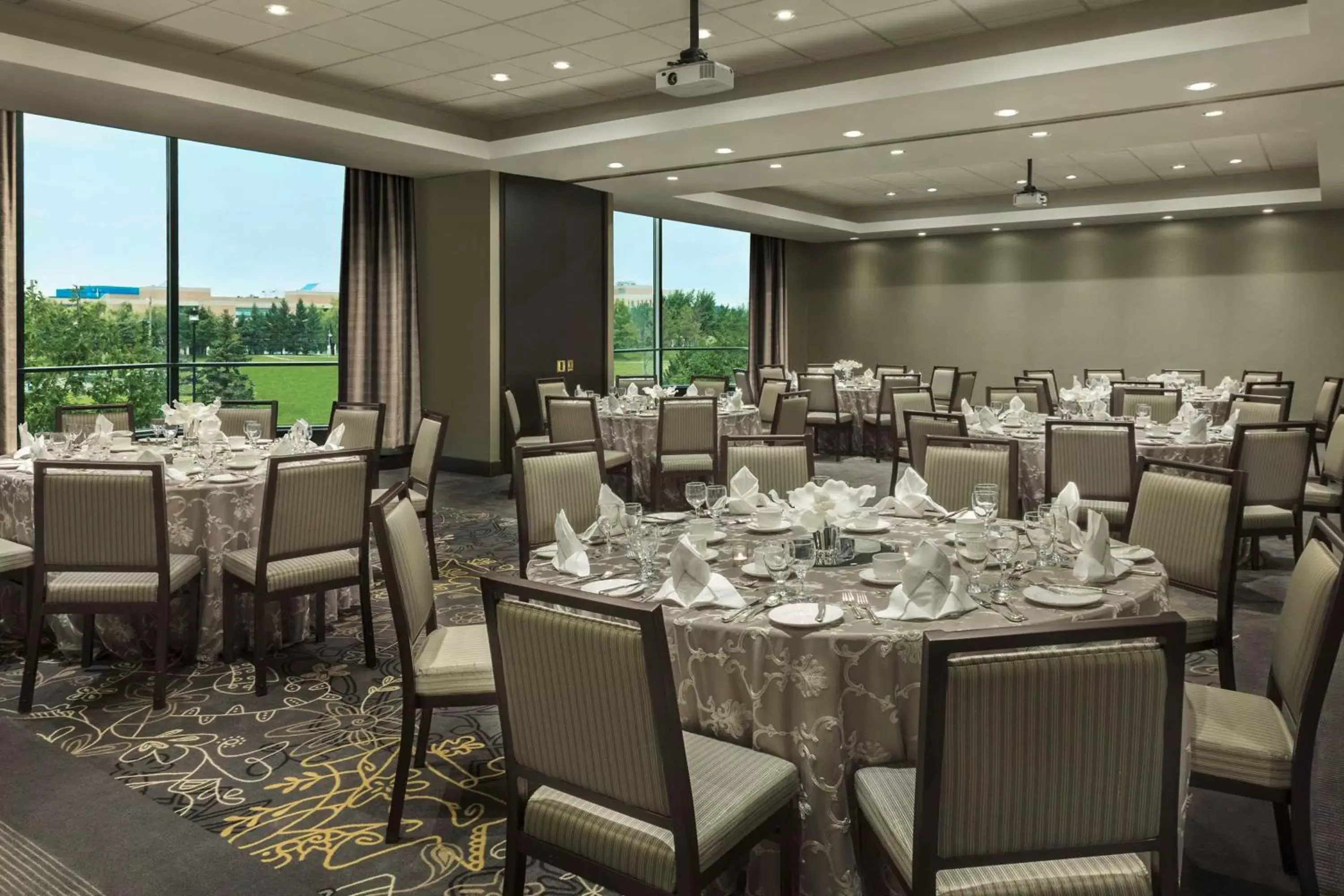 Meeting/conference room, Restaurant/Places to Eat in Hilton Suites Toronto-Markham Conference Centre & Spa