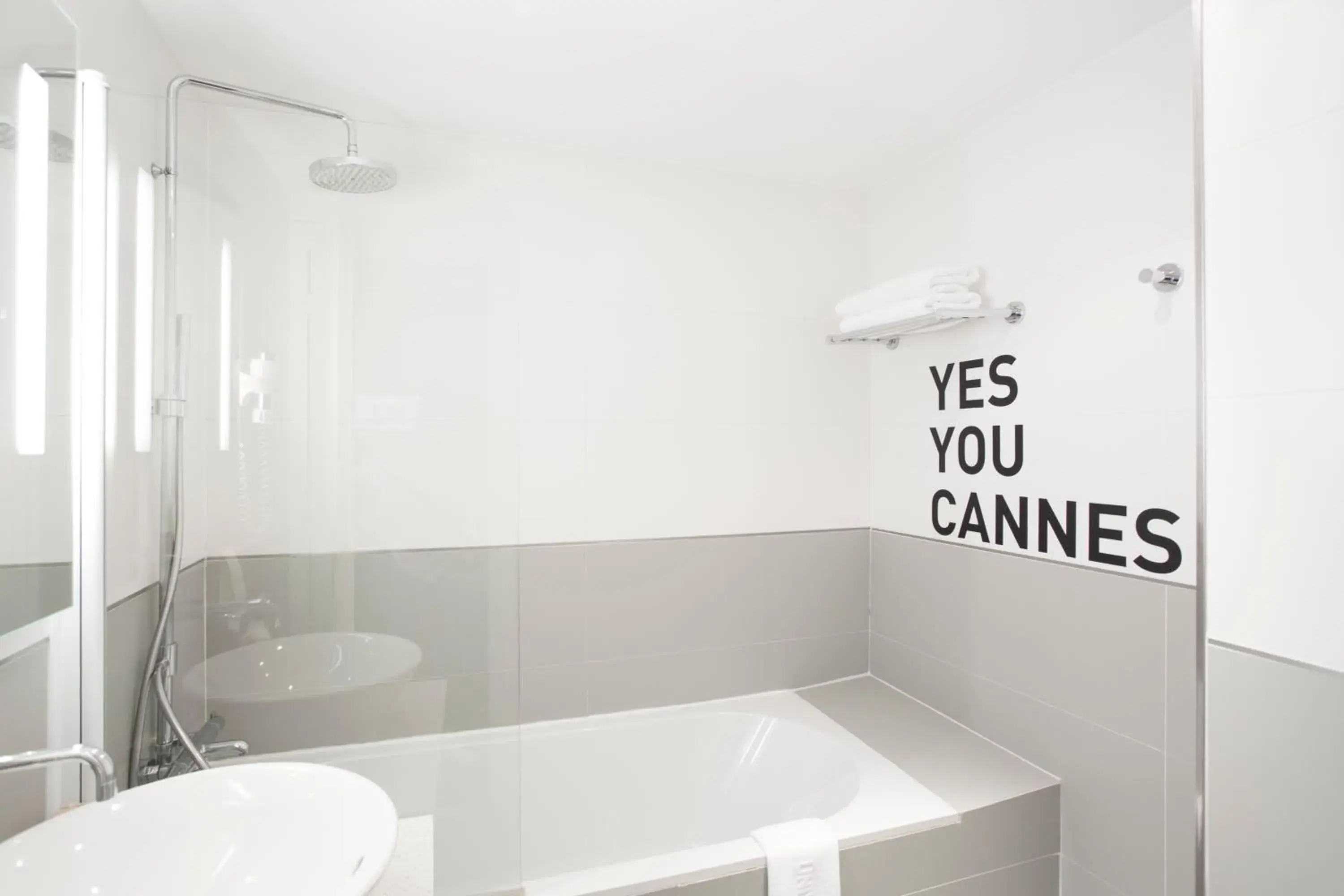 Bathroom in Cannes Center Univers Hotel (future Mercure)