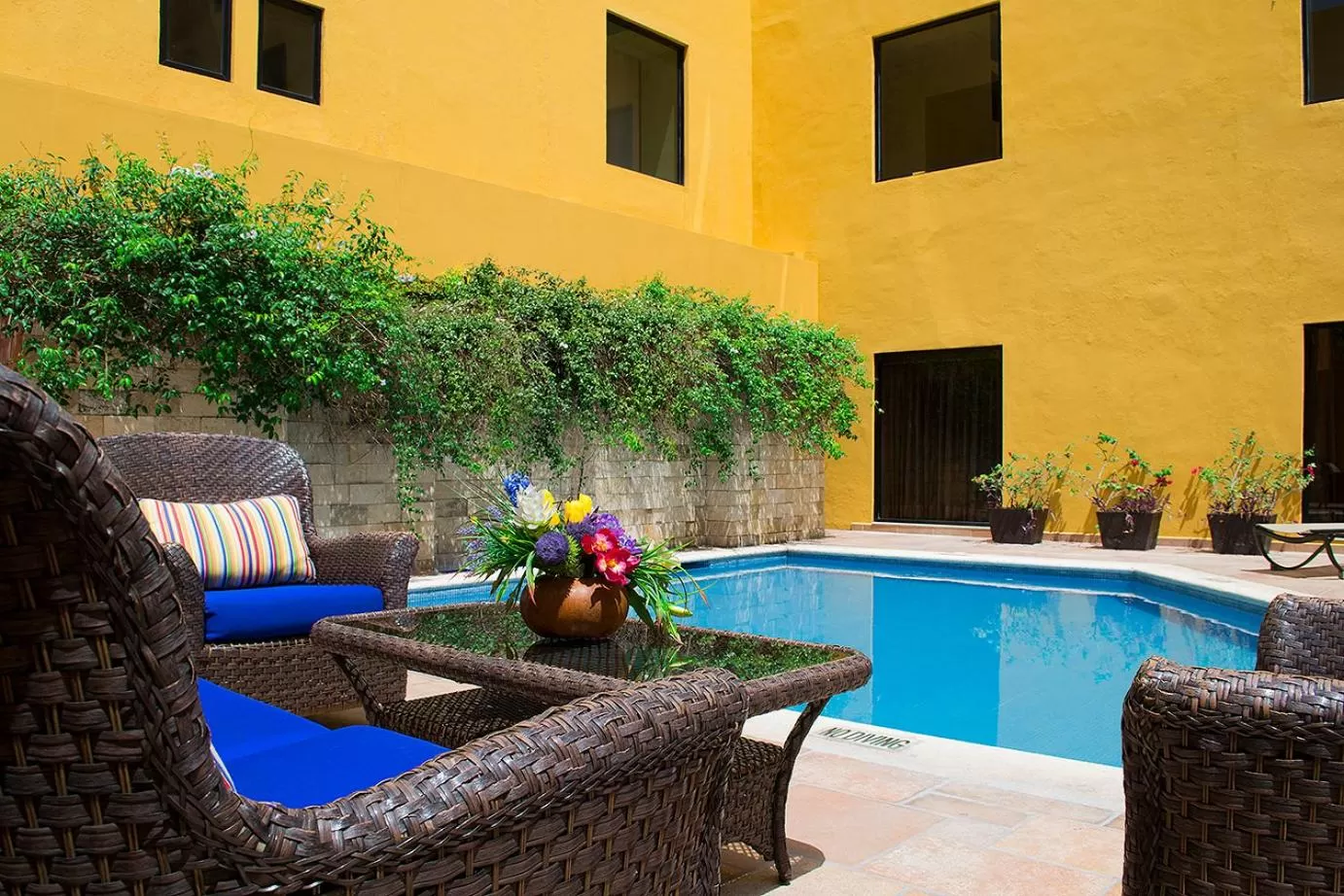 Swimming pool in Hotel Plaza Colonial