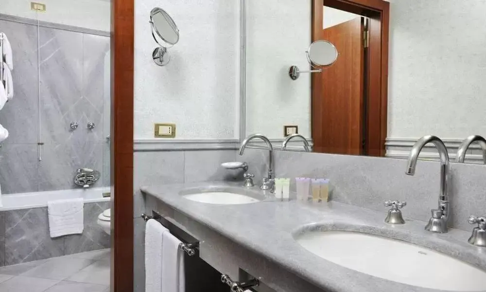 Bedroom, Bathroom in Hotel Mecenate Palace