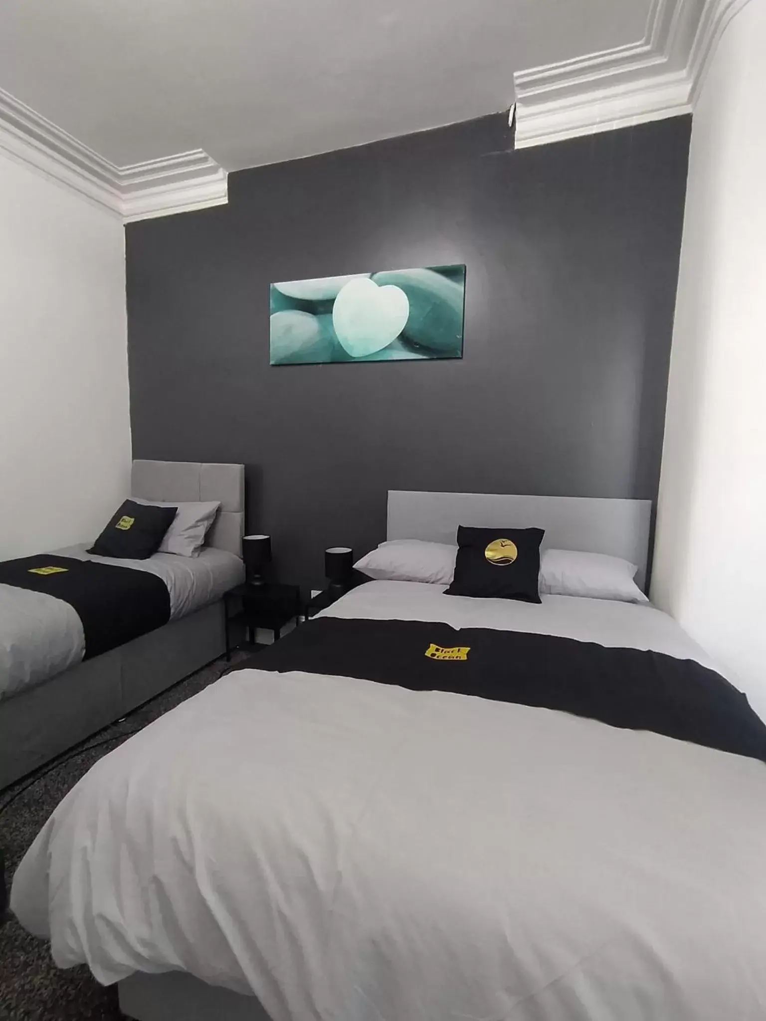 Bed in Black Ocean Holiday Apartments