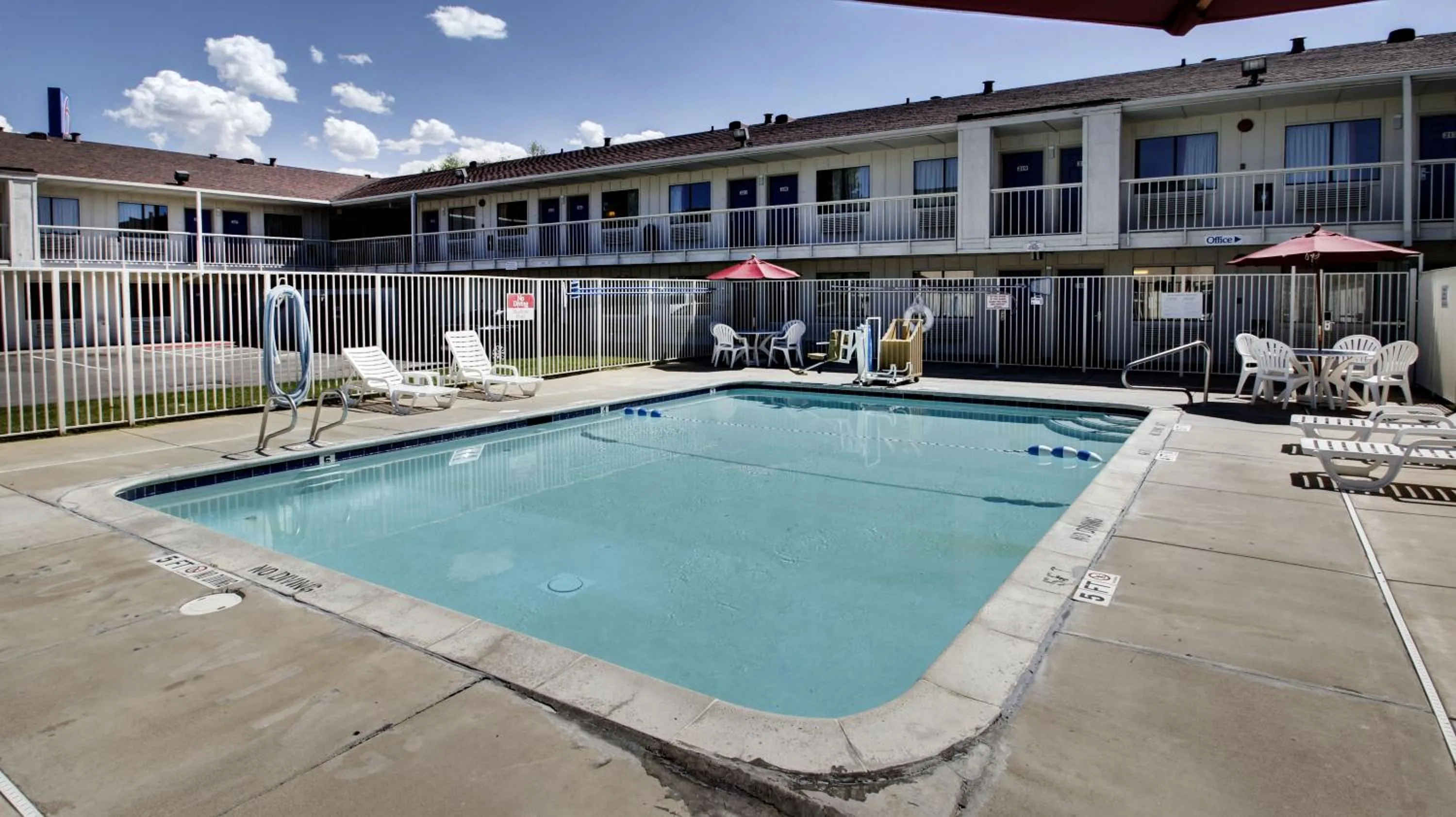 Swimming pool in Motel 6-Woods Cross, UT - Salt Lake City - North