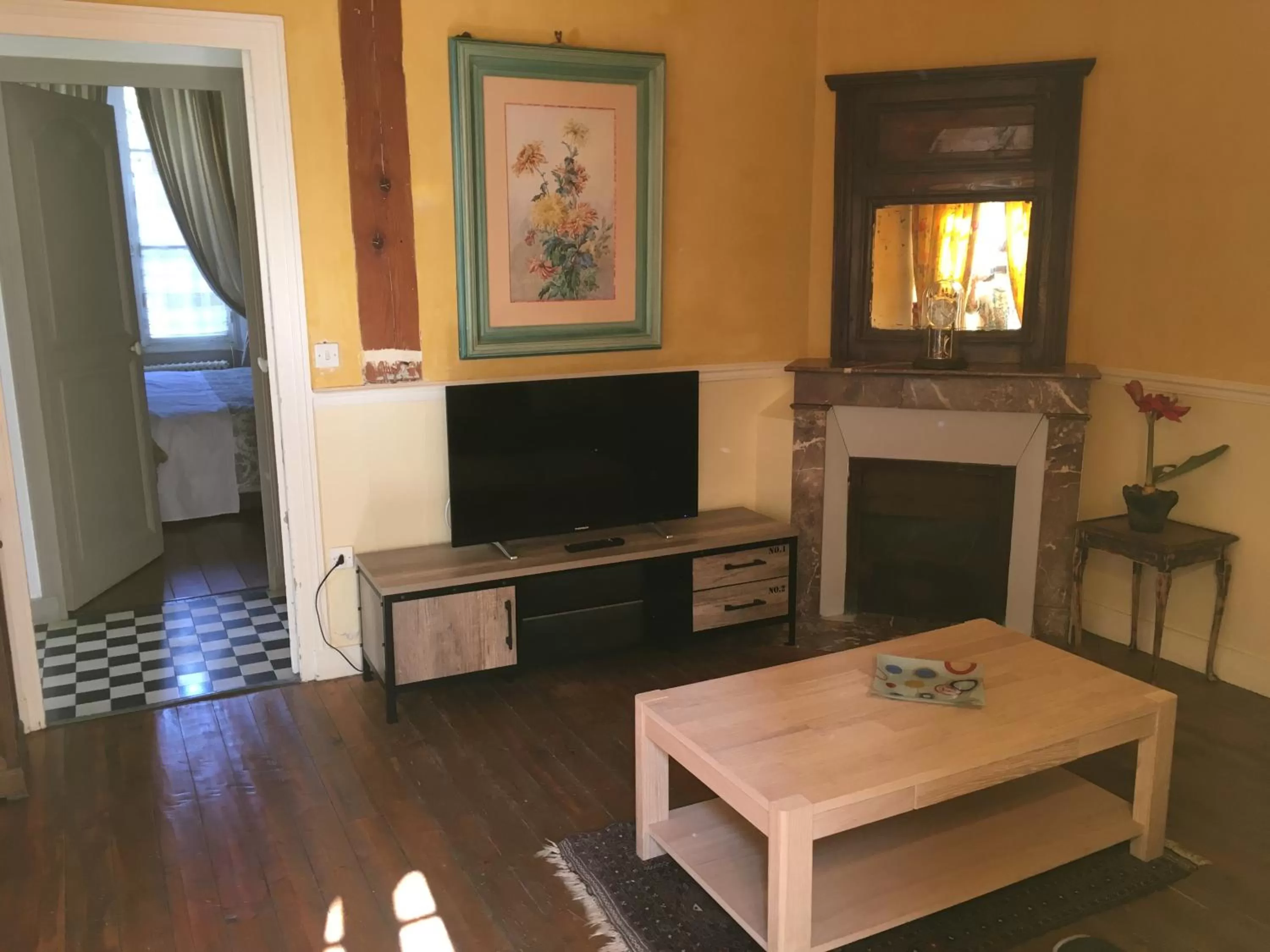 Living room, TV/Entertainment Center in Demeure des Vieux Bains