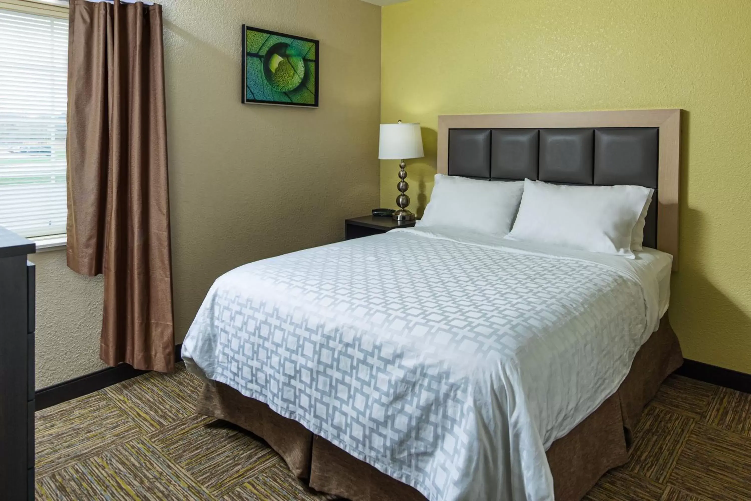 Photo of the whole room, Bed in Candlewood Suites Appleton, an IHG Hotel