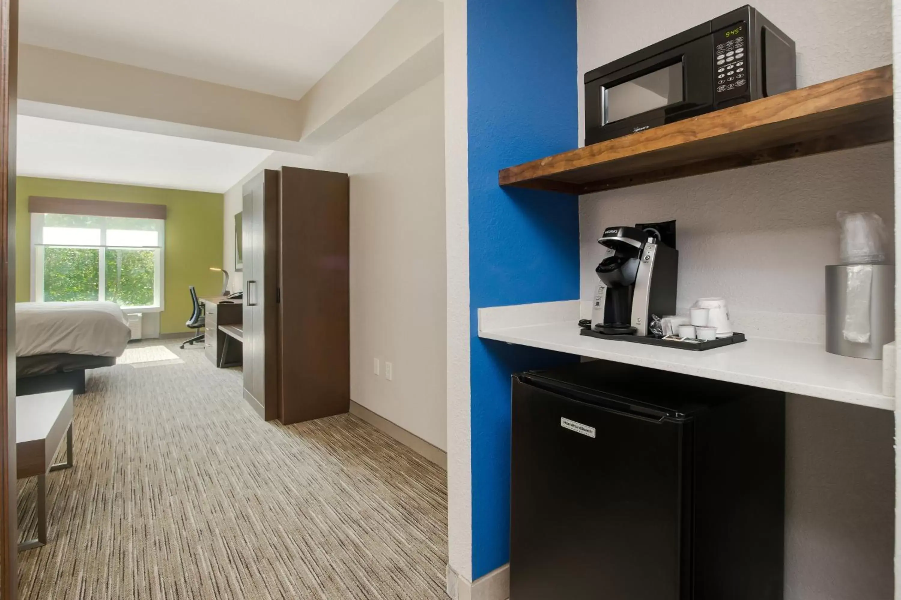 Photo of the whole room, Kitchen/Kitchenette in Holiday Inn Express Hotel & Suites Orlando - Apopka, an IHG Hotel