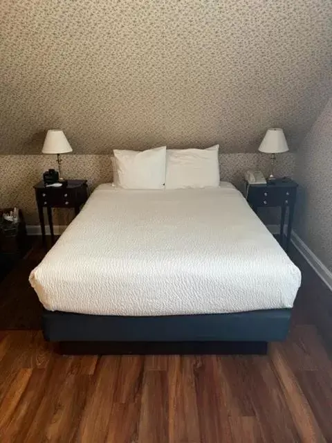 Bed in The Harraseeket Inn & Suites