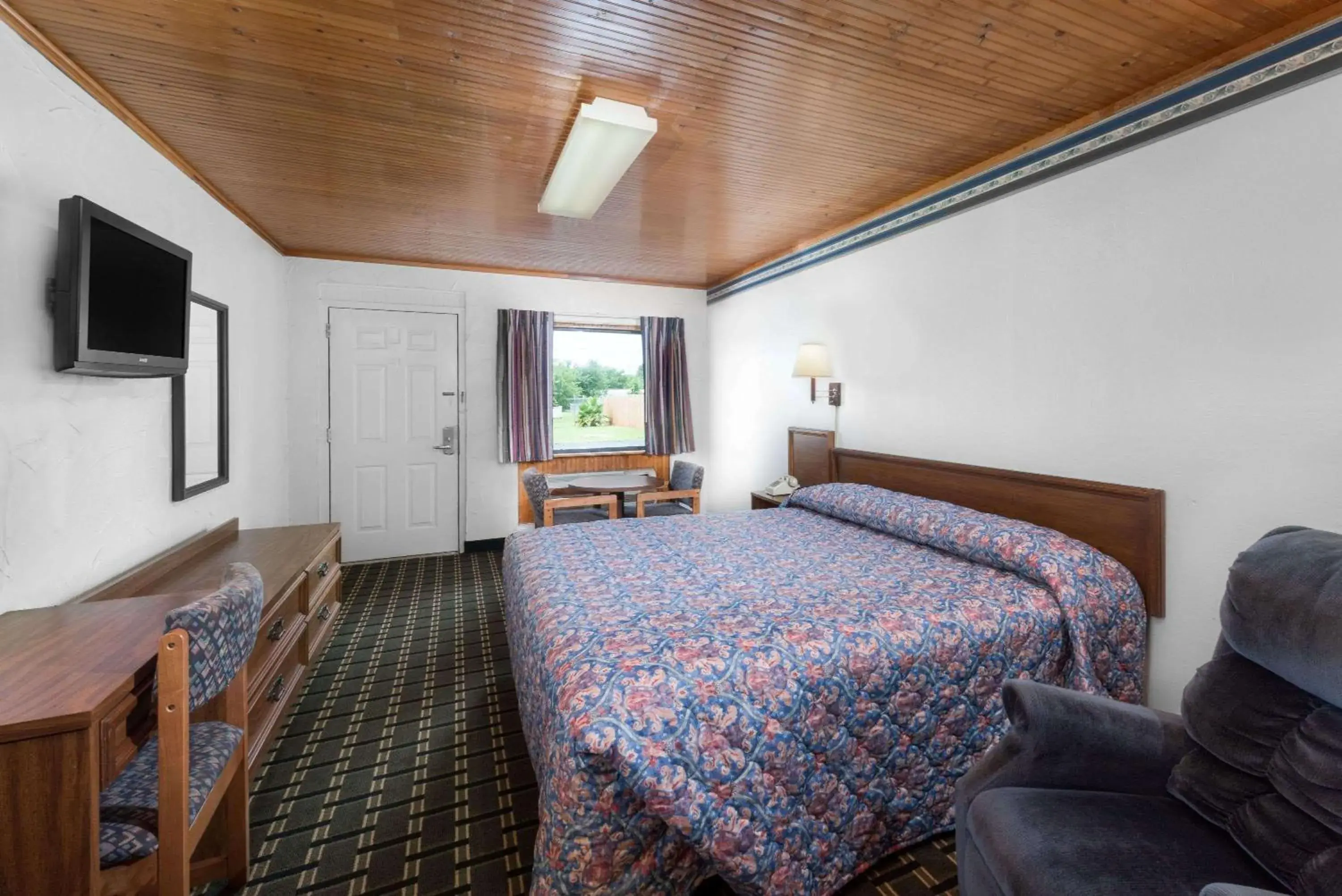 Photo of the whole room, Bed in Post Oak Inn