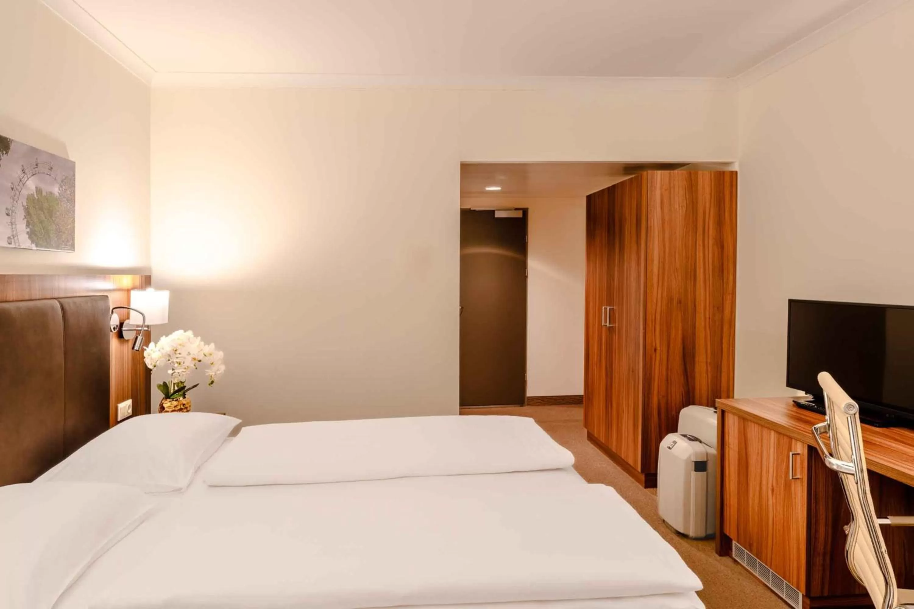 Photo of the whole room, Bed in PLAZA Premium Wien