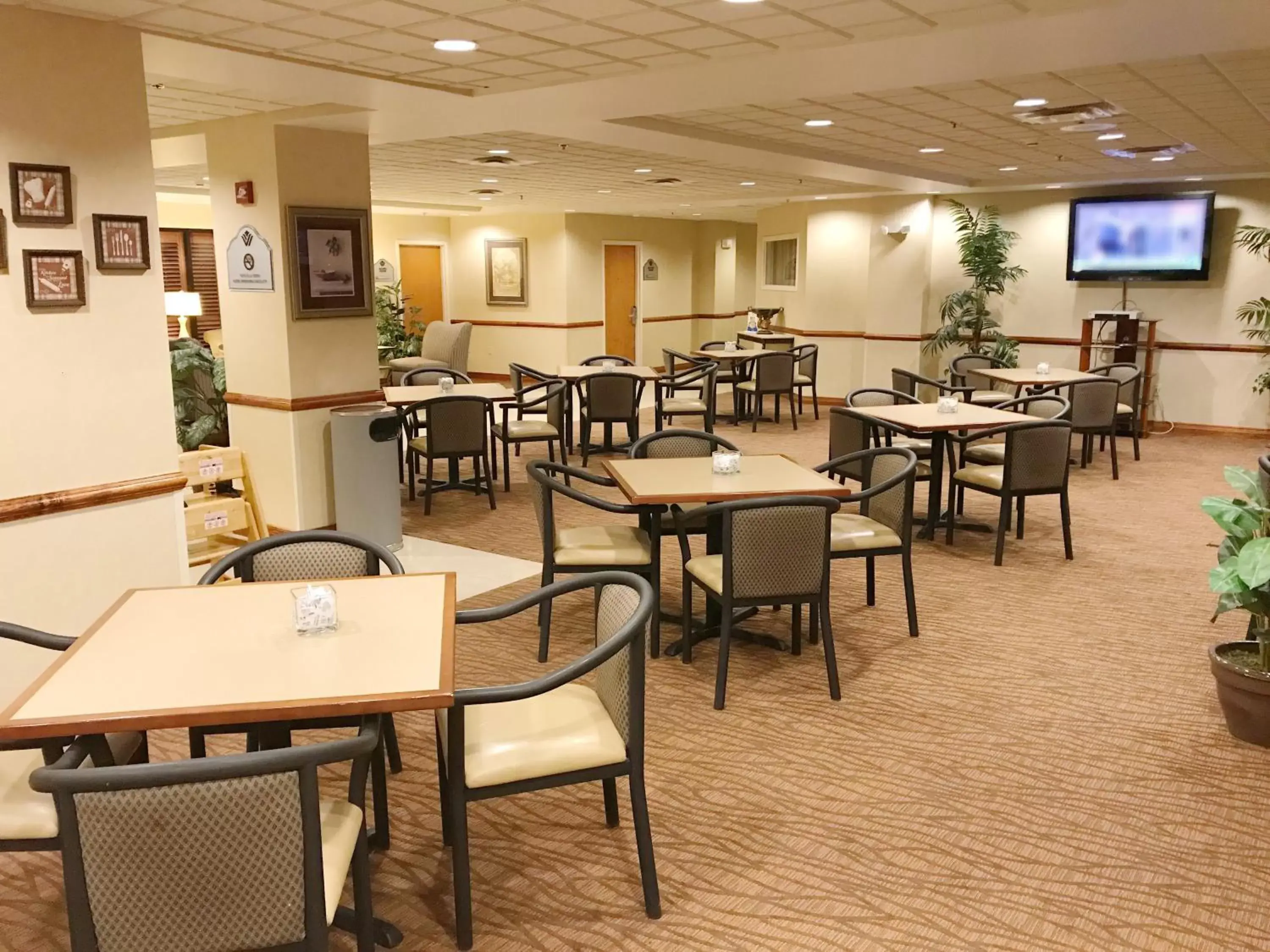 Restaurant/Places to Eat in Wingate by Wyndham Louisville East