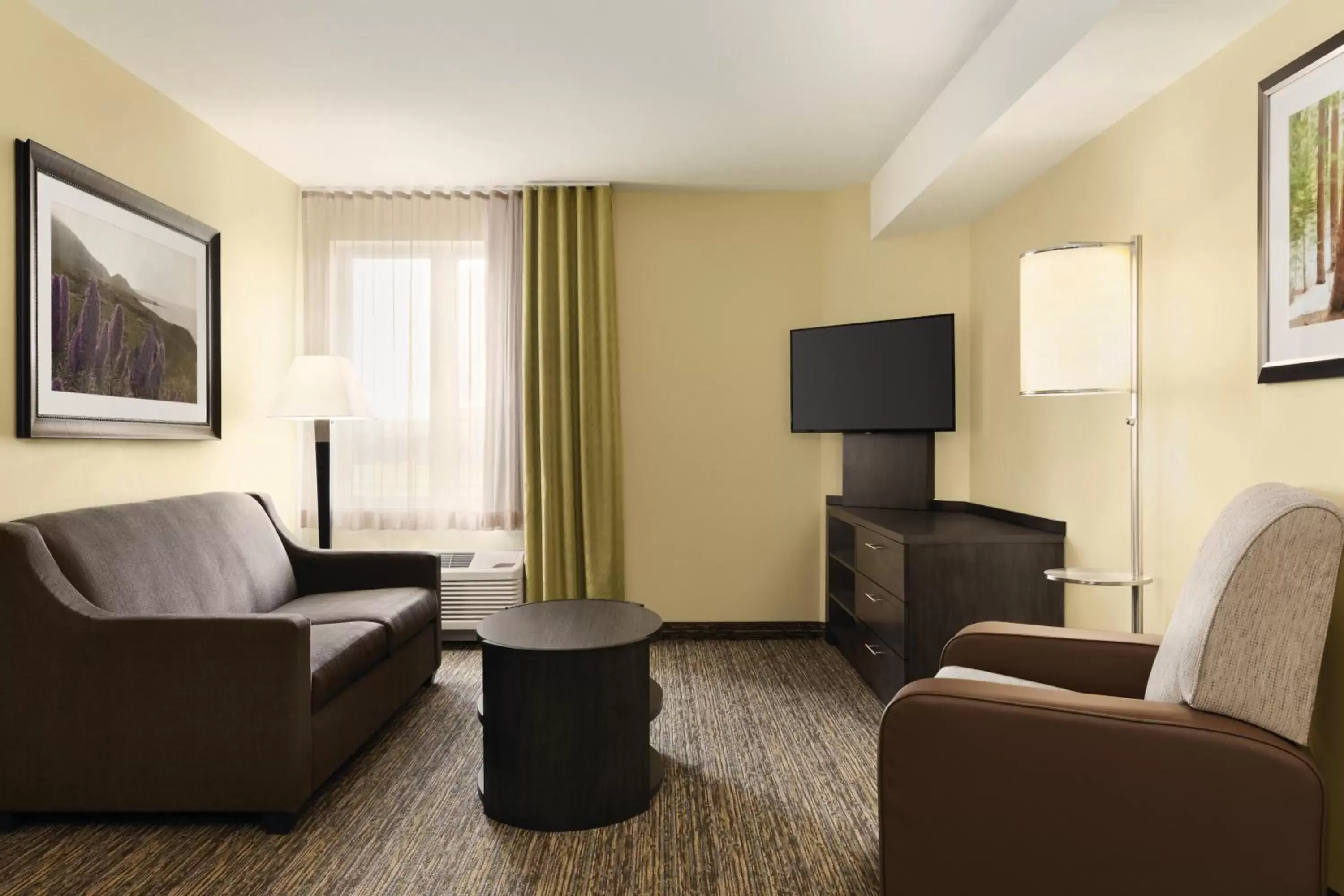 Living room, Seating Area in Park Inn by Radisson, Calgary Airport North, AB